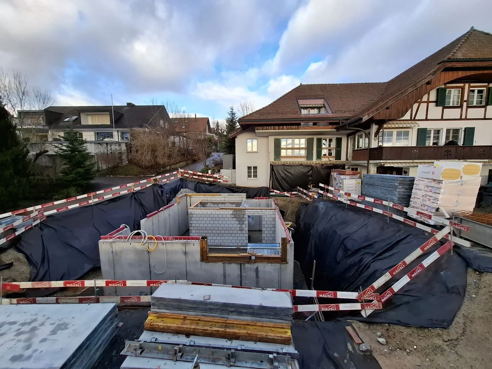 Baustelle mit Grundgerüst eines Hauses im Rohbau