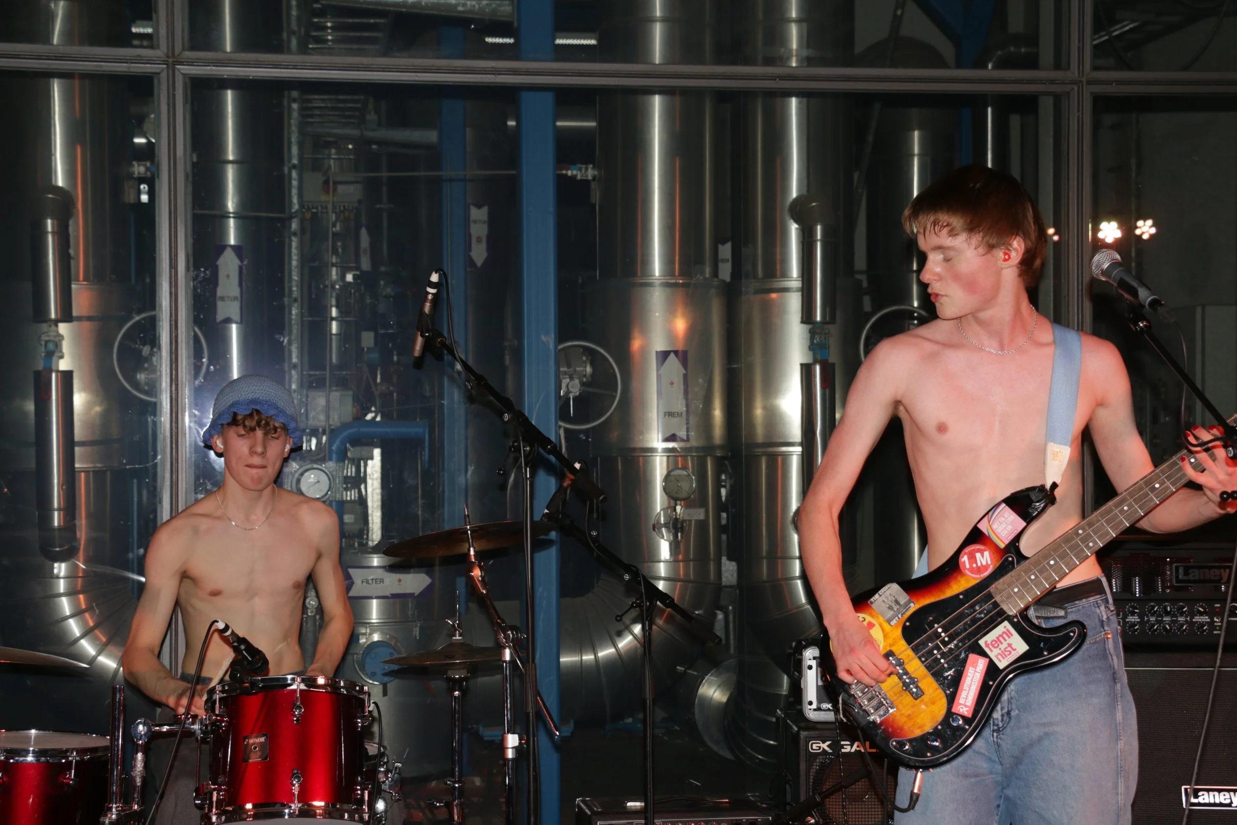 Three Shitting Birds live at Ewii House - Koldning