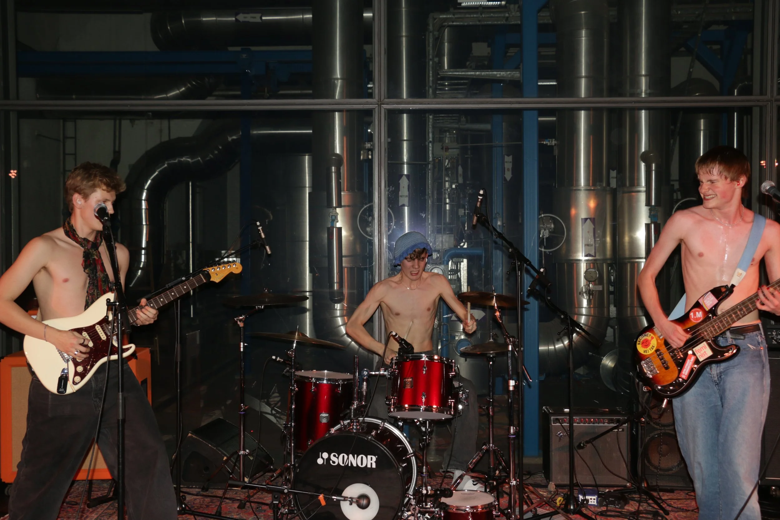 Three Shitting Birds live at Ewii House - Koldning