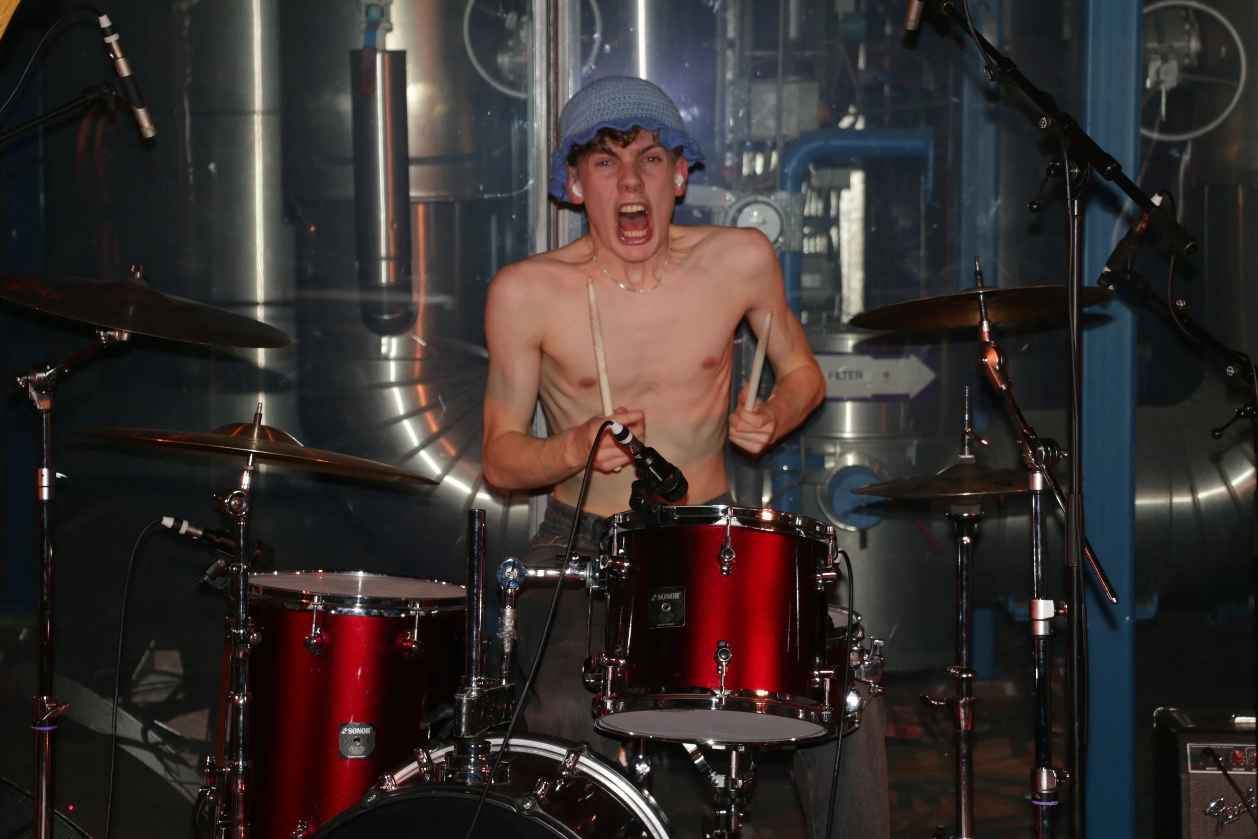 Three Shitting Birds live at Ewii House - Koldning