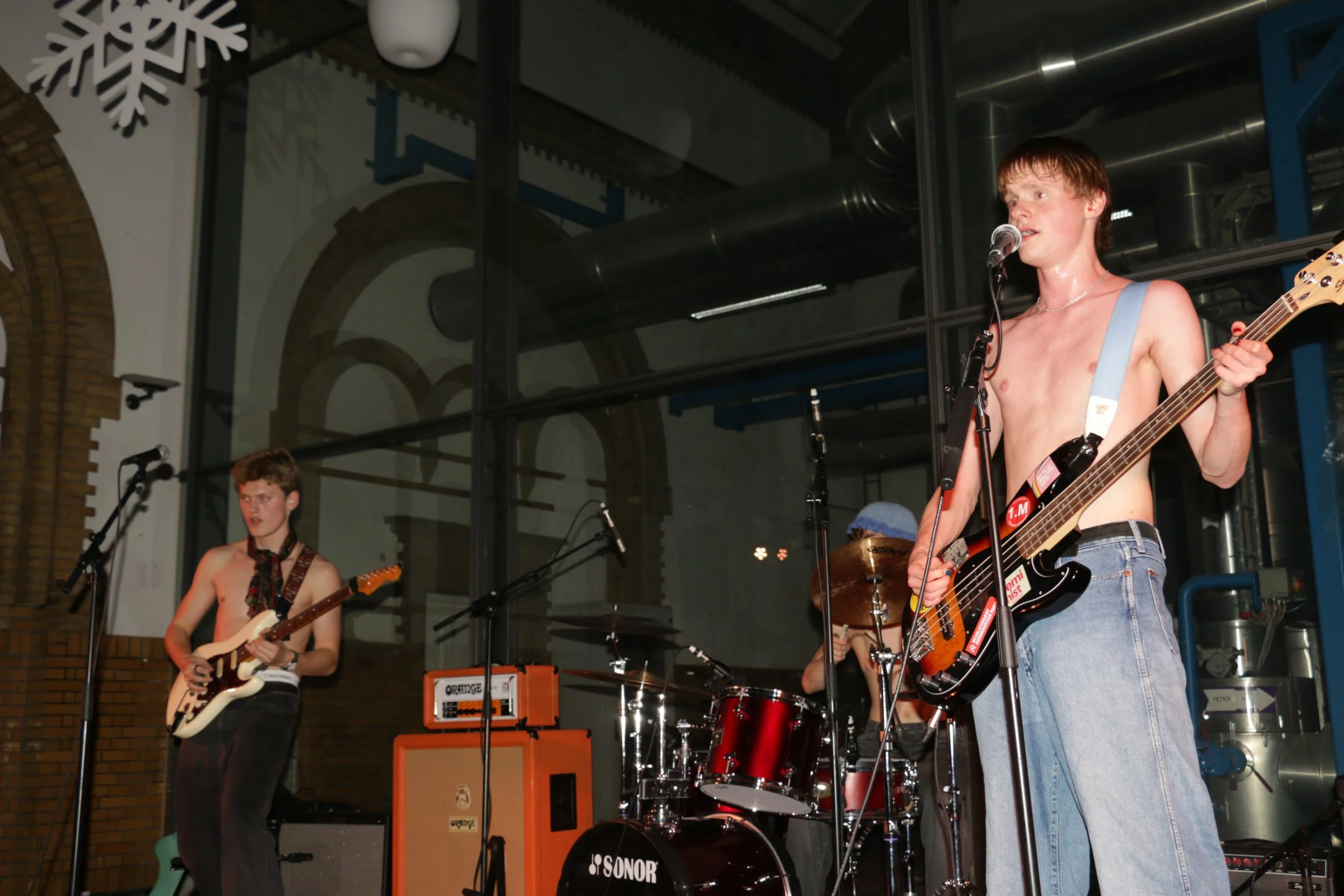 Three Shitting Birds live at Ewii House - Koldning