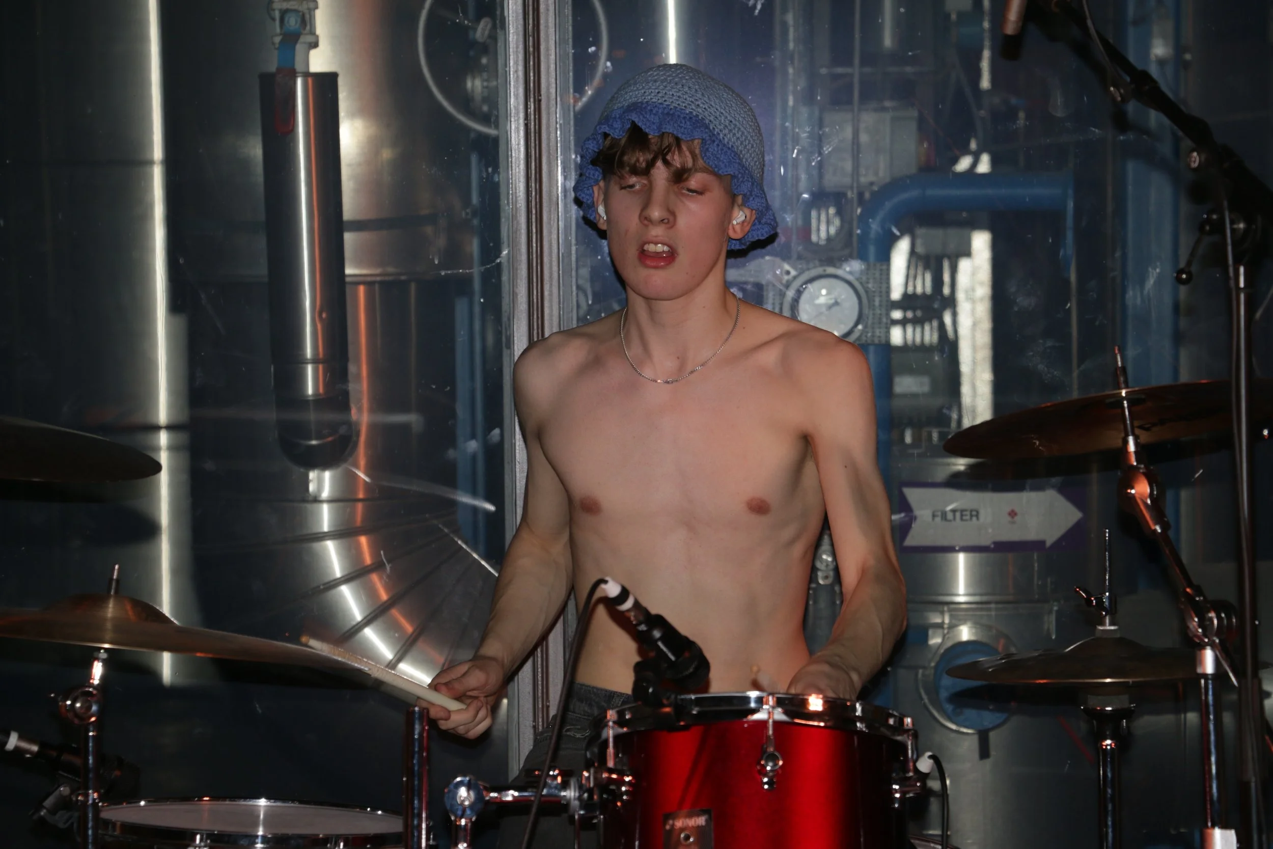 Three Shitting Birds live at Ewii House - Koldning