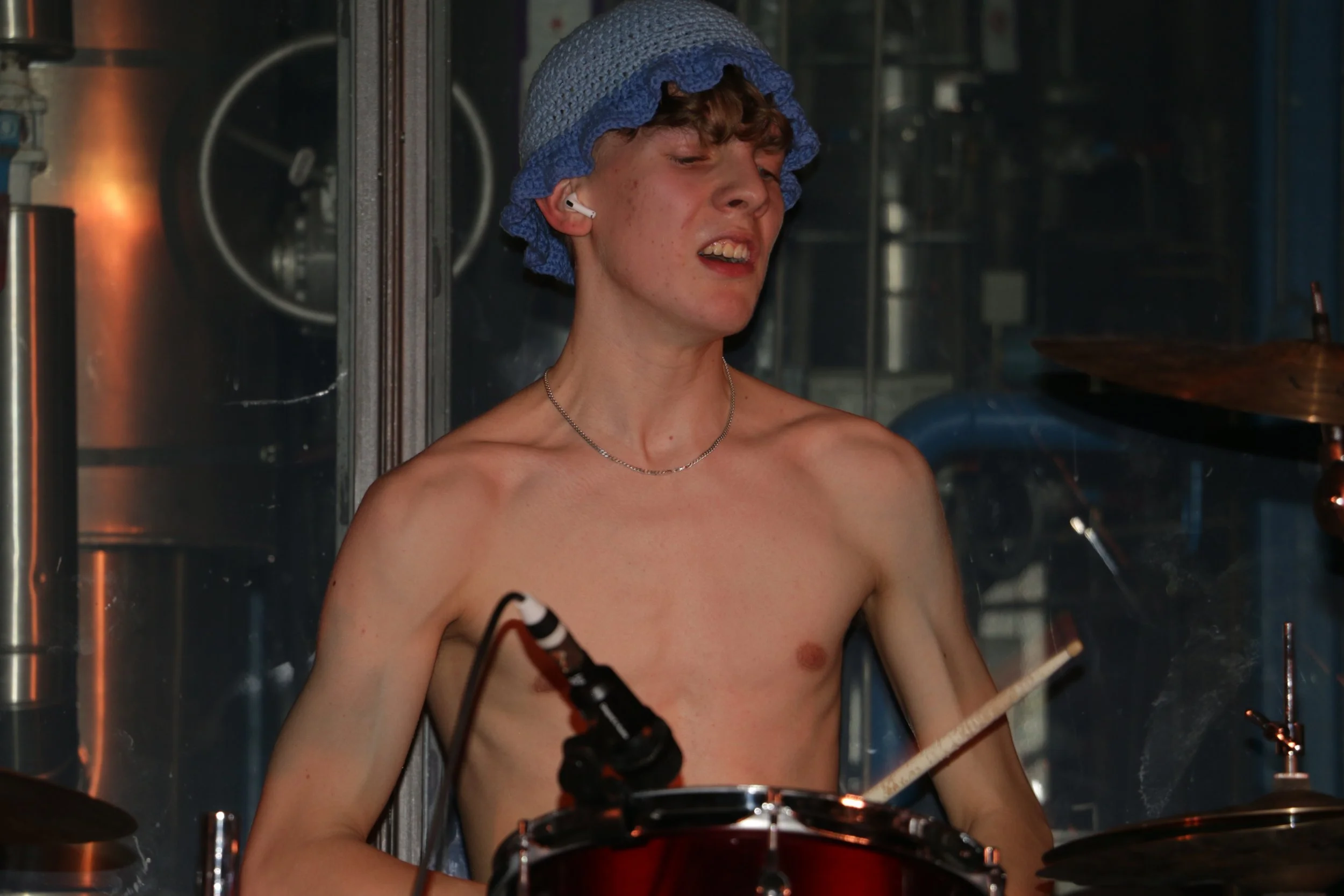 Three Shitting Birds live at Ewii House - Koldning