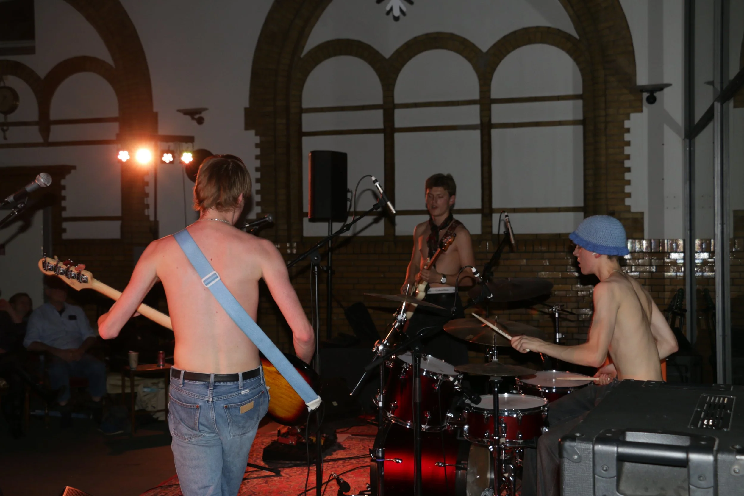 Three Shitting Birds live at Ewii House - Koldning