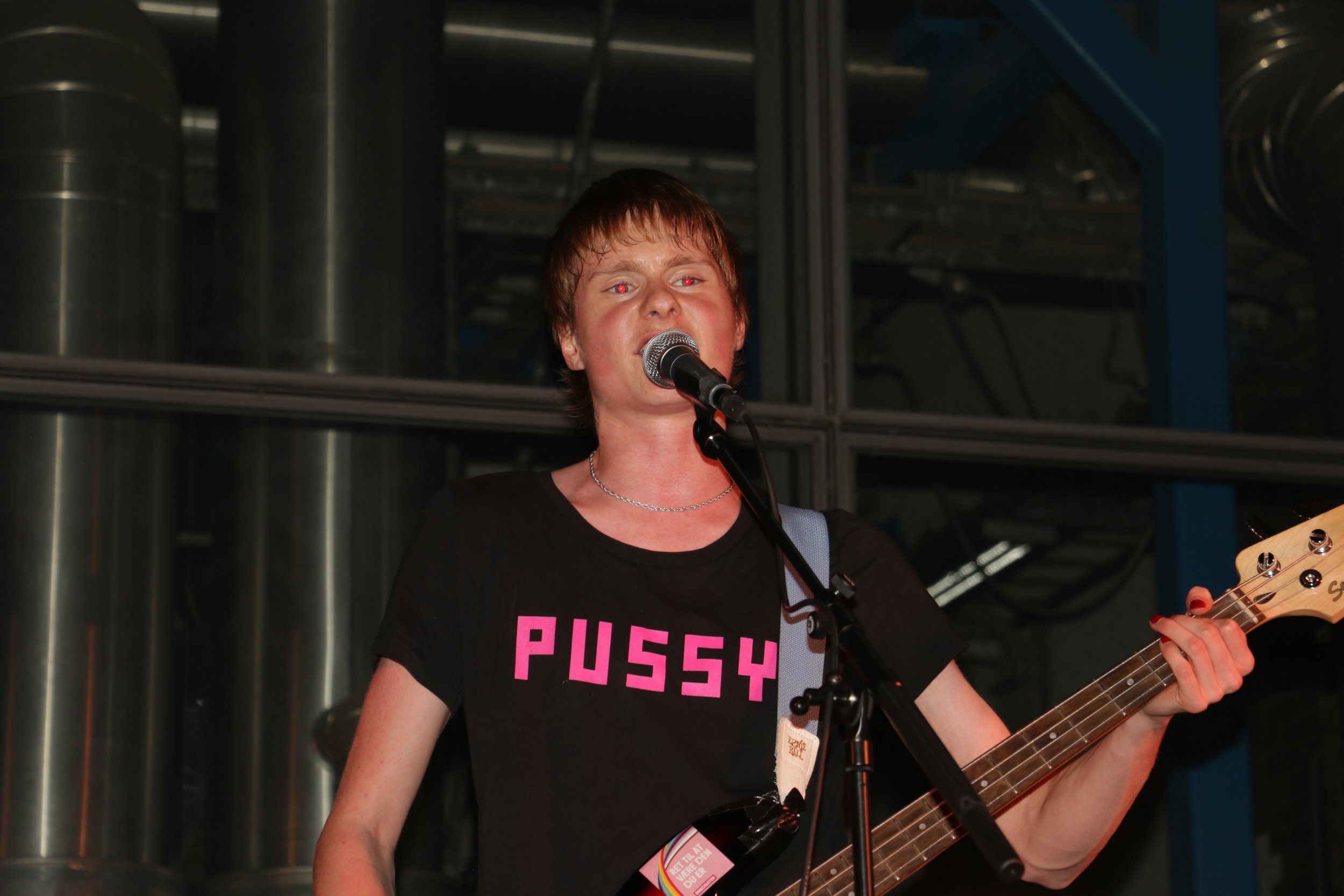 Three Shitting Birds live at Ewii House - Koldning