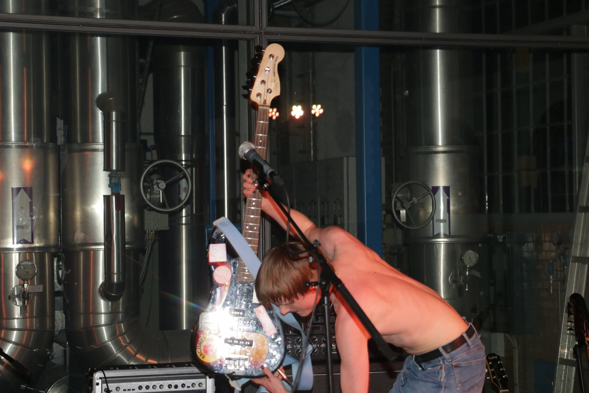 Three Shitting Birds live at Ewii House - Koldning