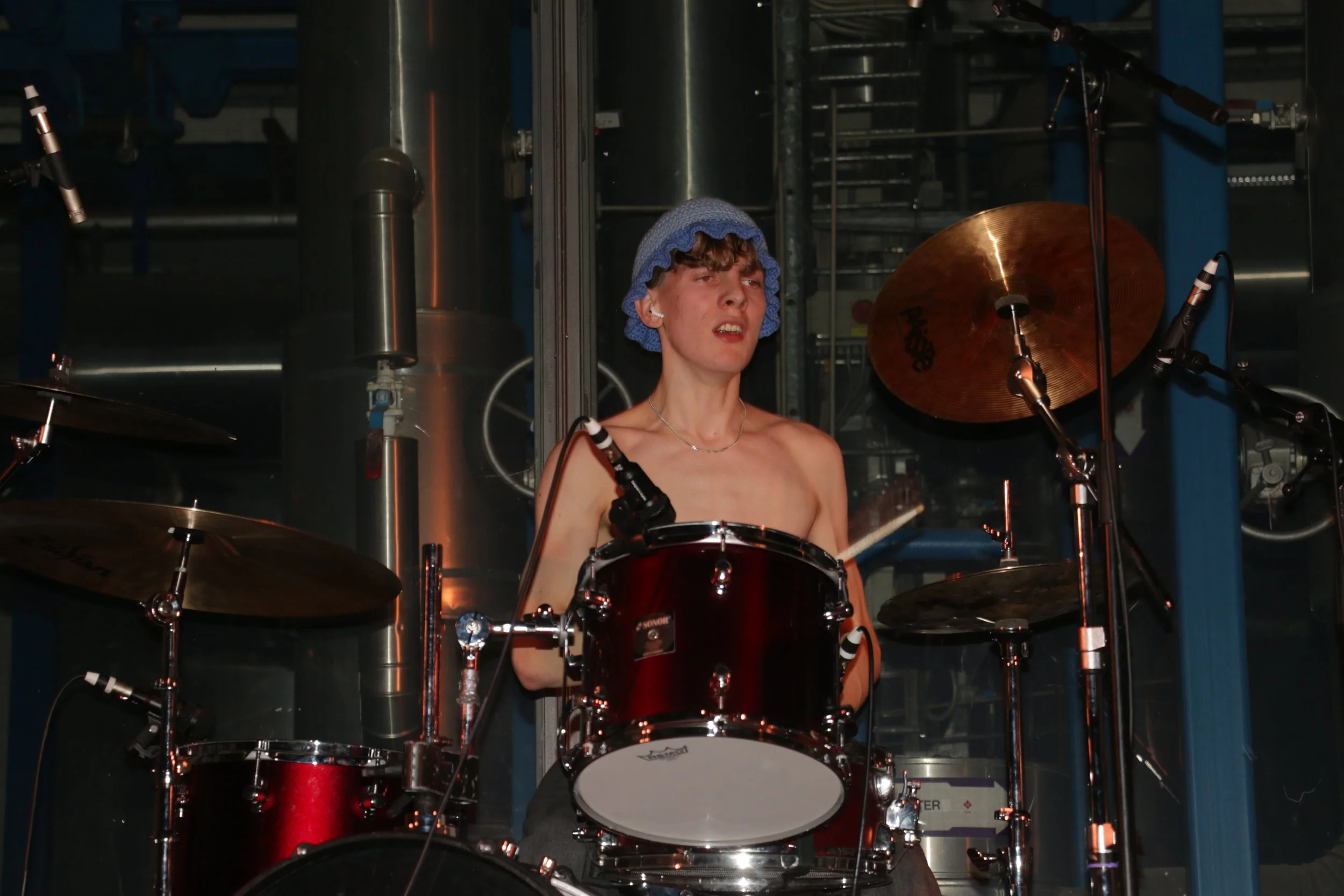 Three Shitting Birds live at Ewii House - Koldning