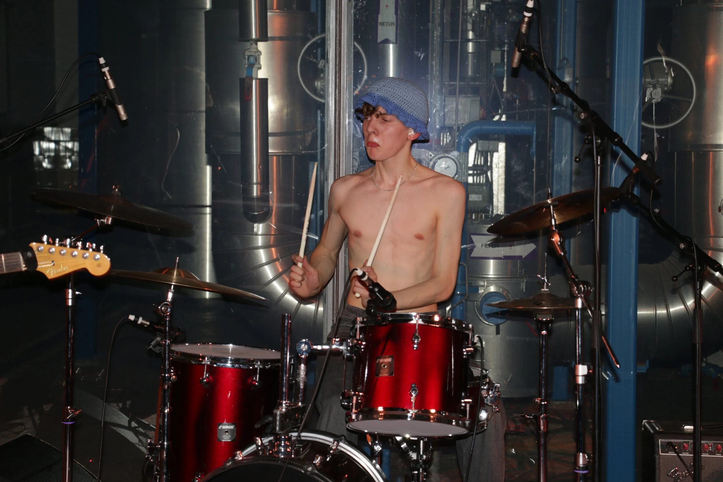 Three Shitting Birds live at Ewii House - Koldning