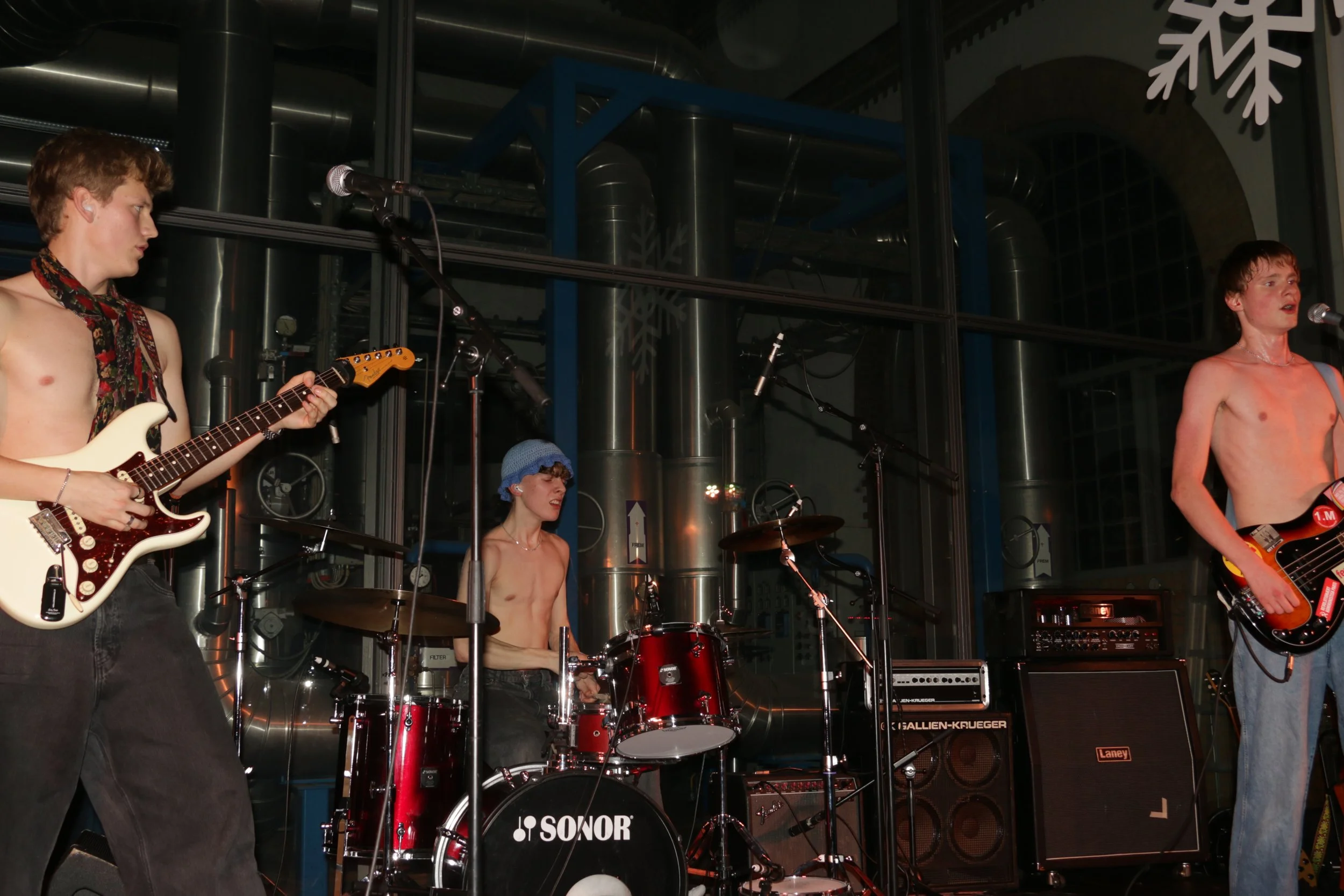 Three Shitting Birds live at Ewii House - Koldning