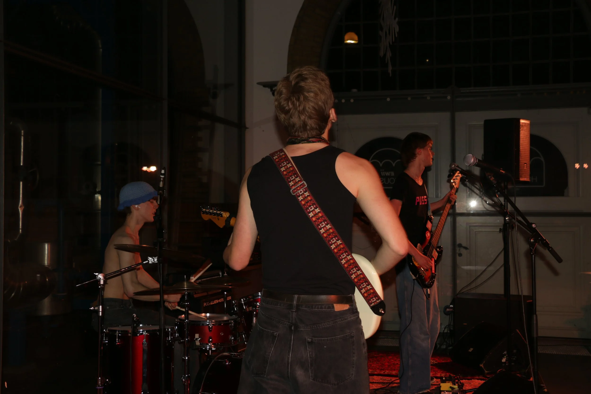 Three Shitting Birds live at Ewii House - Koldning