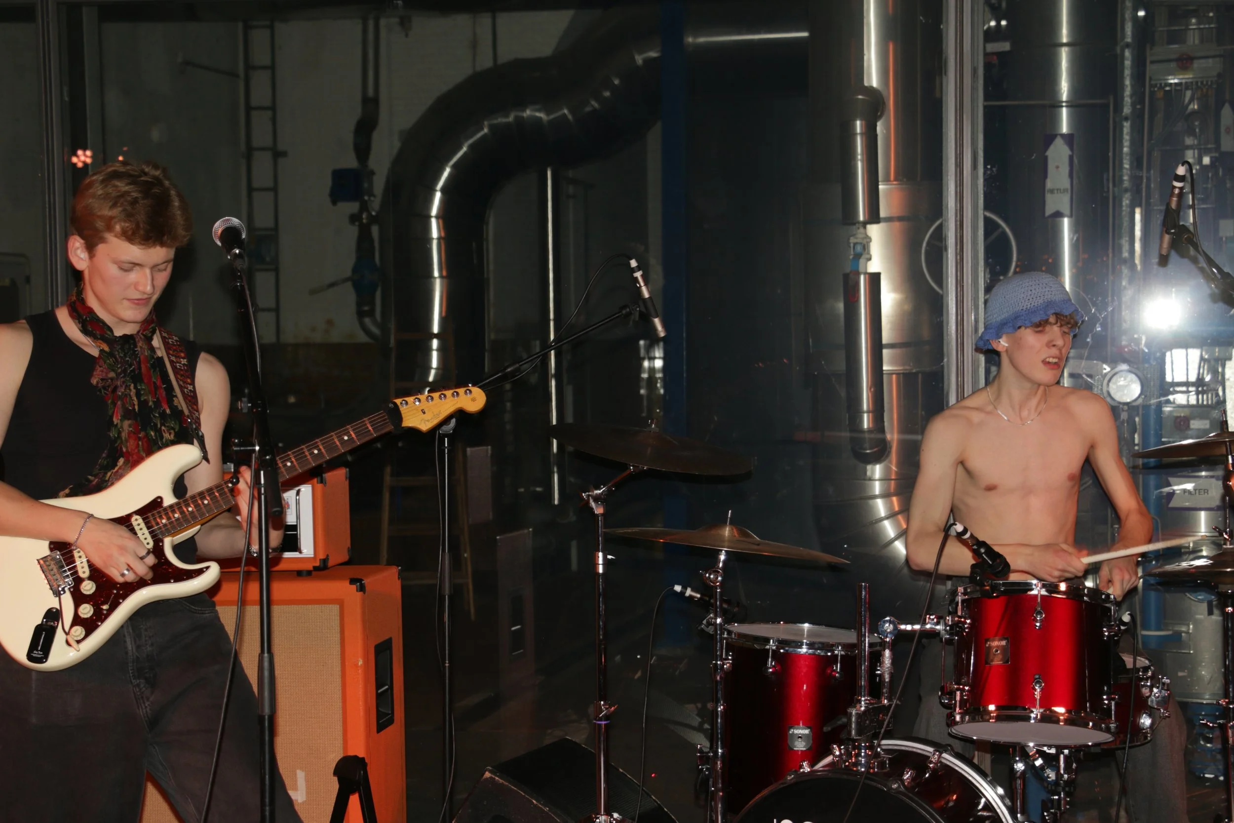 Three Shitting Birds live at Ewii House - Koldning