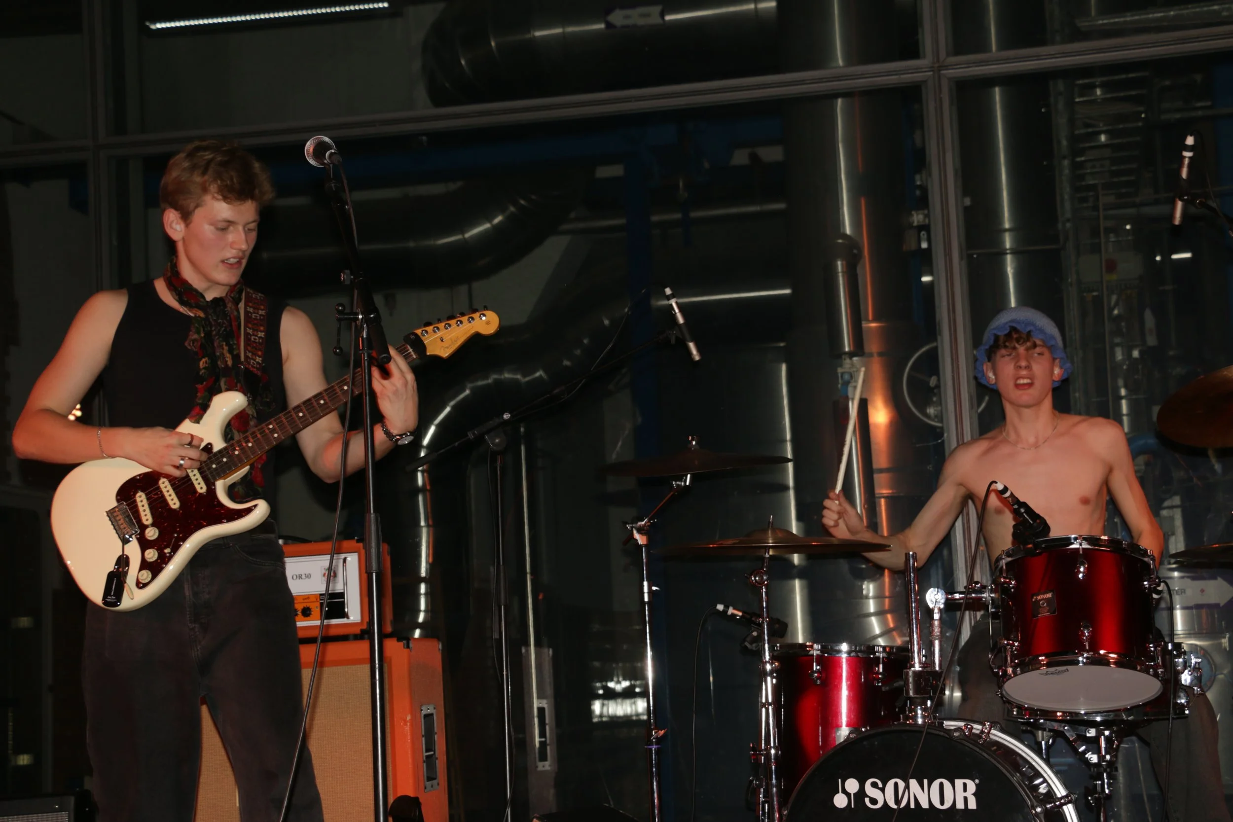 Three Shitting Birds live at Ewii House - Koldning