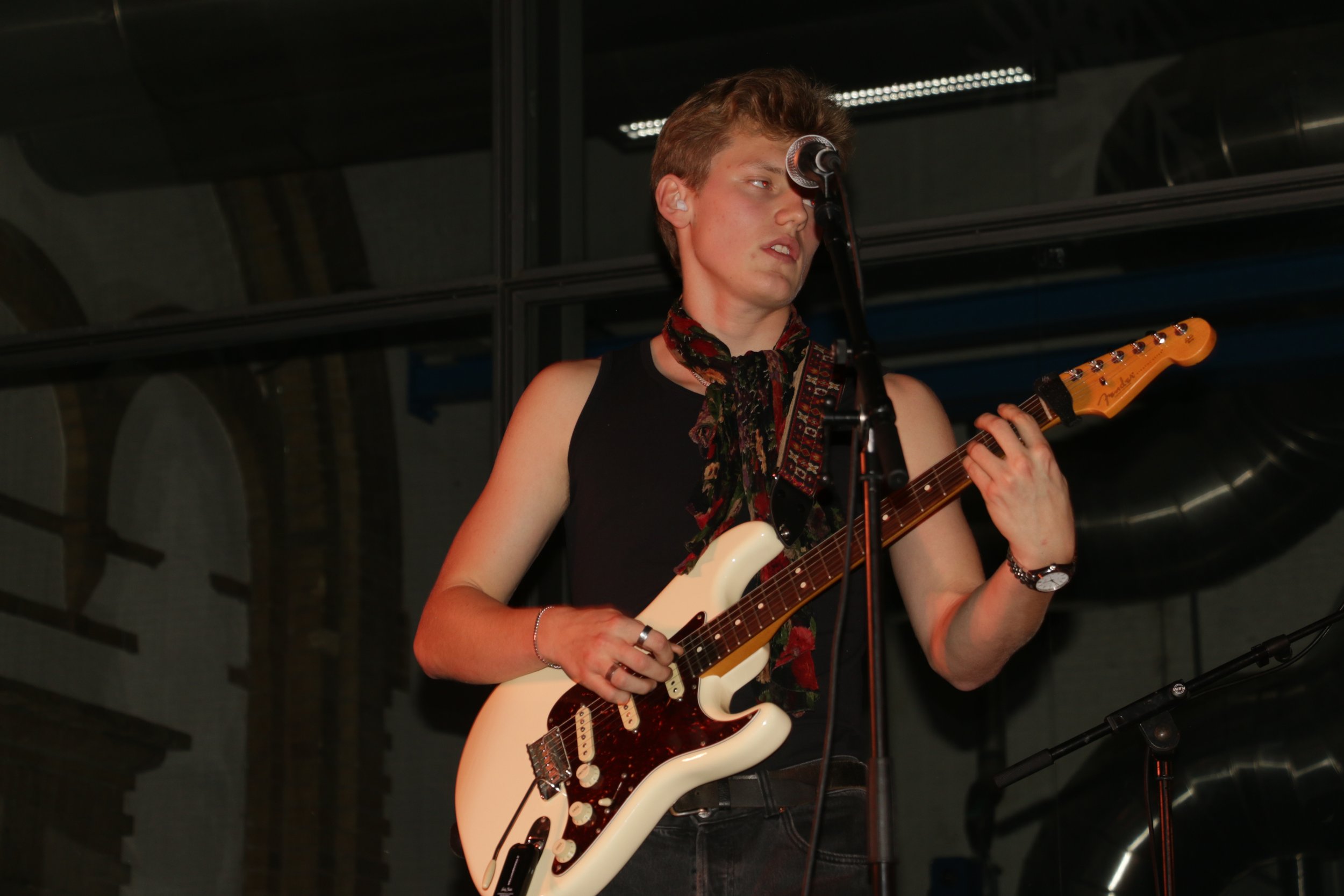 Three Shitting Birds live at Ewii House - Koldning