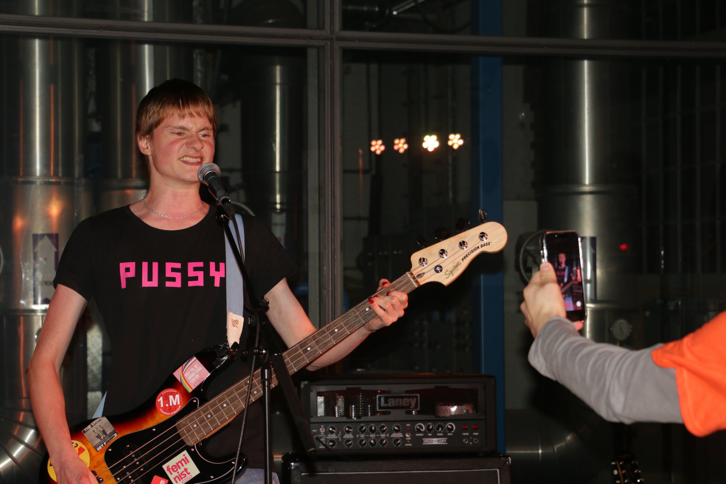 Three Shitting Birds live at Ewii House - Koldning