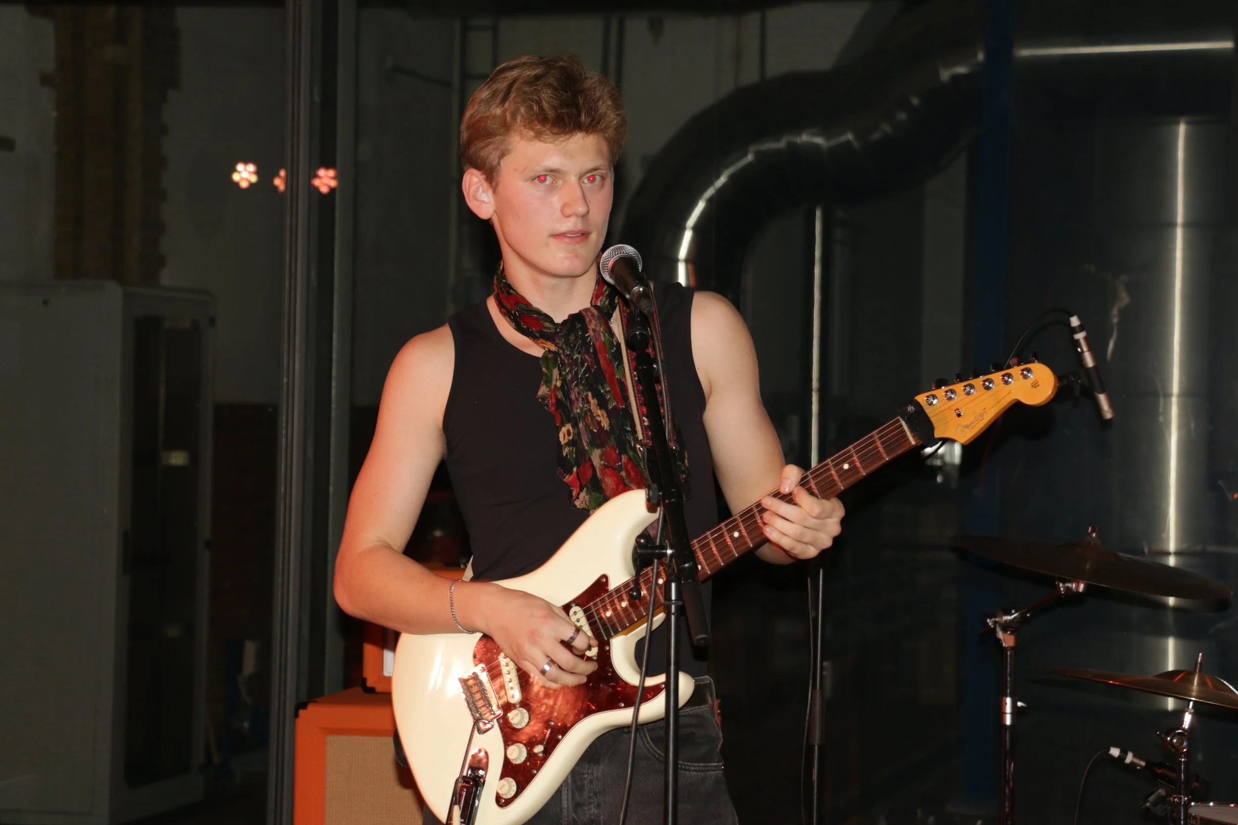 Three Shitting Birds live at Ewii House - Koldning