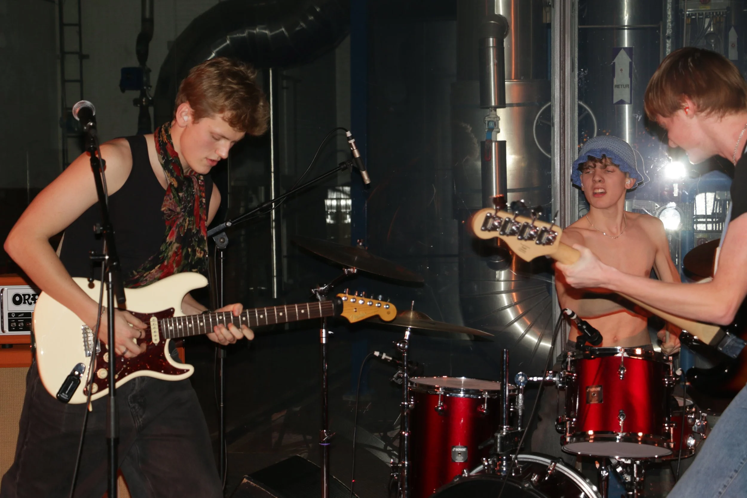 Three Shitting Birds live at Ewii House - Koldning