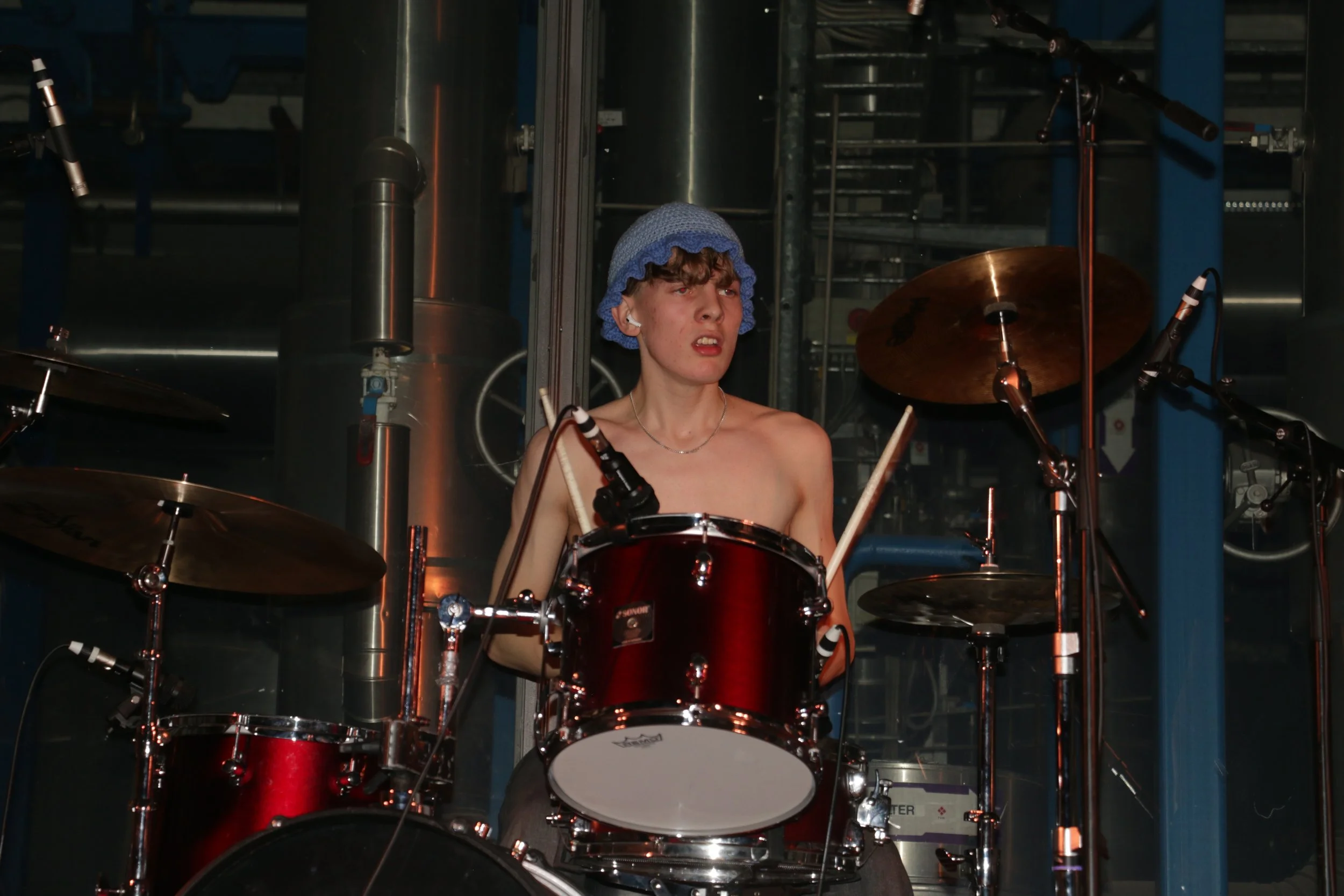 Three Shitting Birds live at Ewii House - Koldning