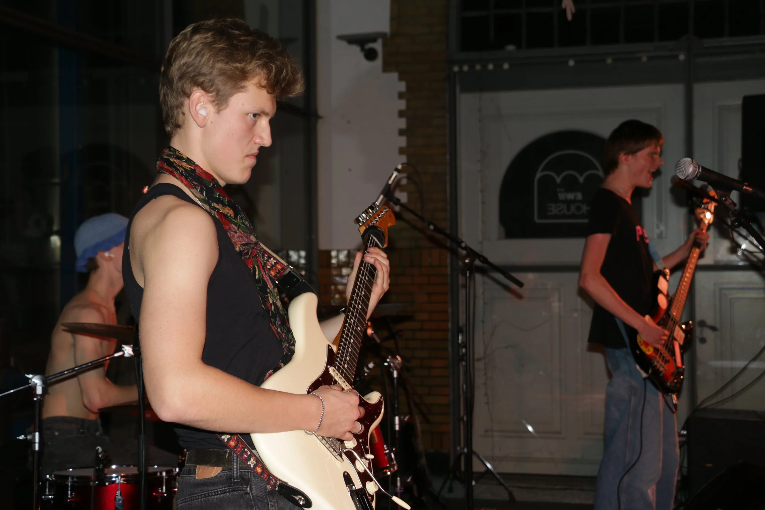 Three Shitting Birds live at Ewii House - Koldning