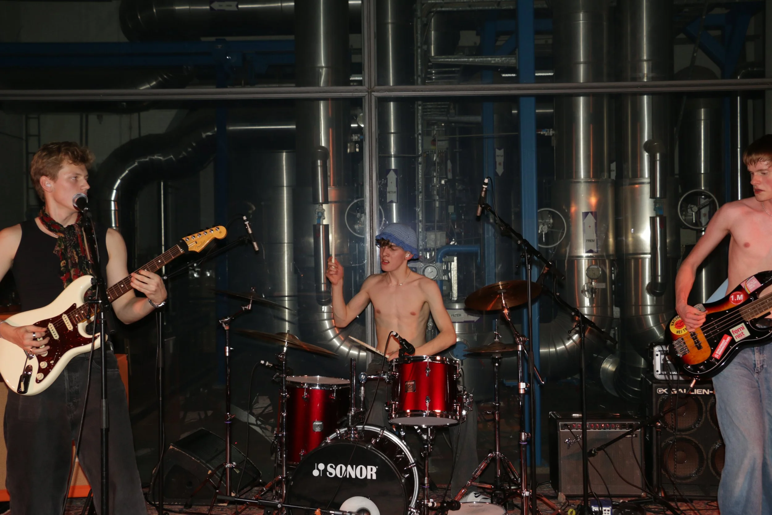 Three Shitting Birds live at Ewii House - Koldning