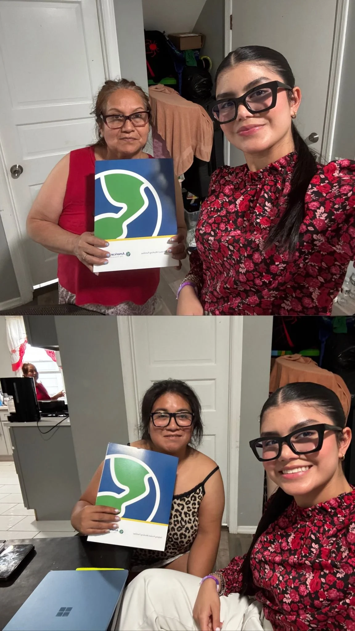 Dos mujeres sosteniendo carteles con el logo de una organización, una mujer con gafas grandes y cabello oscuro, y otra con gafas y cabello rizado, en un ambiente interior.