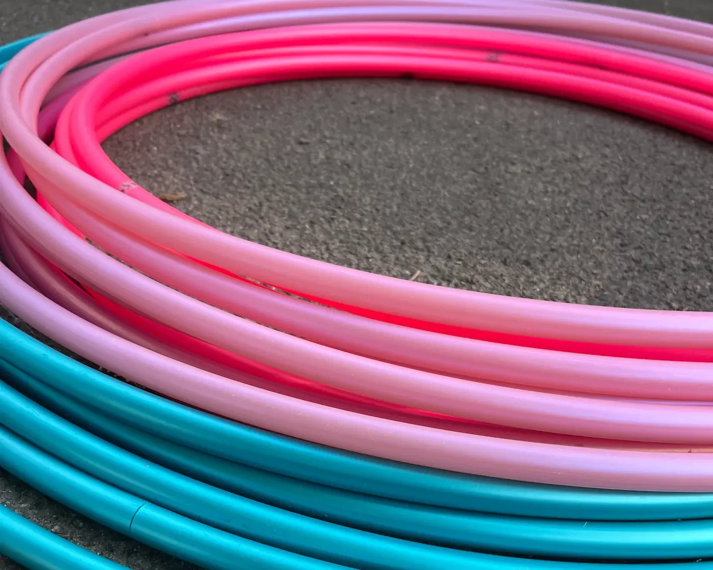 Nahaufnahme von bunten Hula-Hoop-Reifen