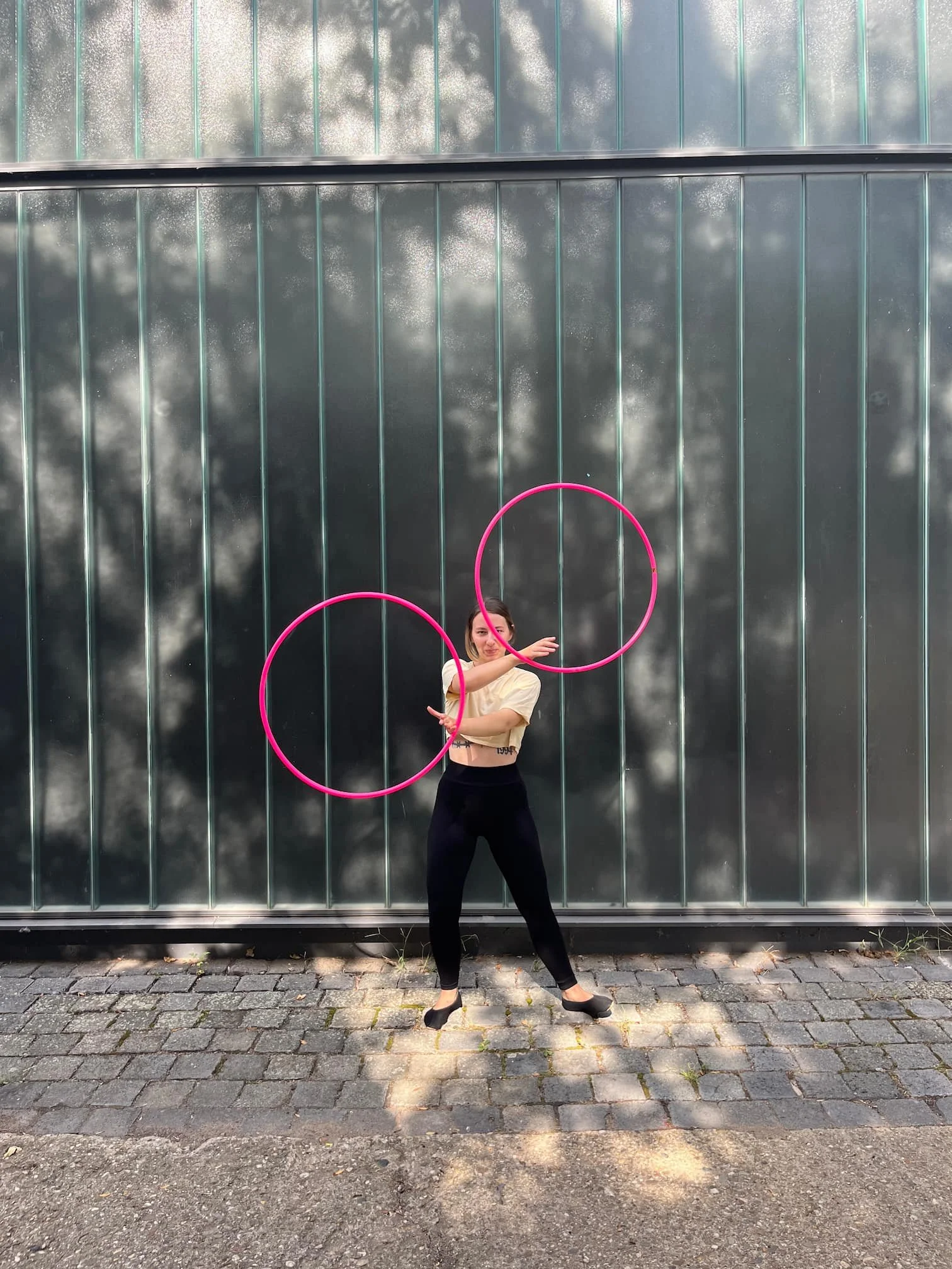 Artistin Fabia spielt zwei Hula-Hoop-Reifen gleichzeitig