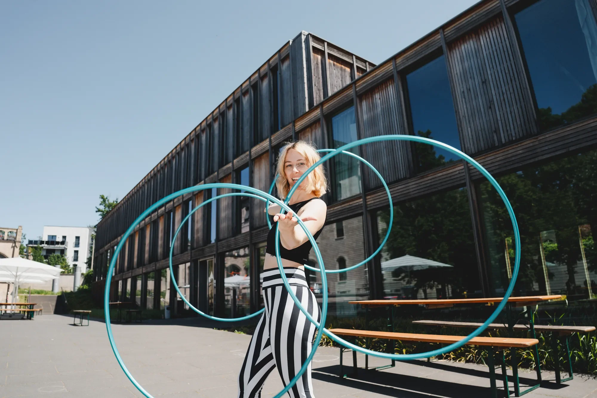 Hula-Hoop-Künstlerin Fabia posiert mit vier Hula-Hoops