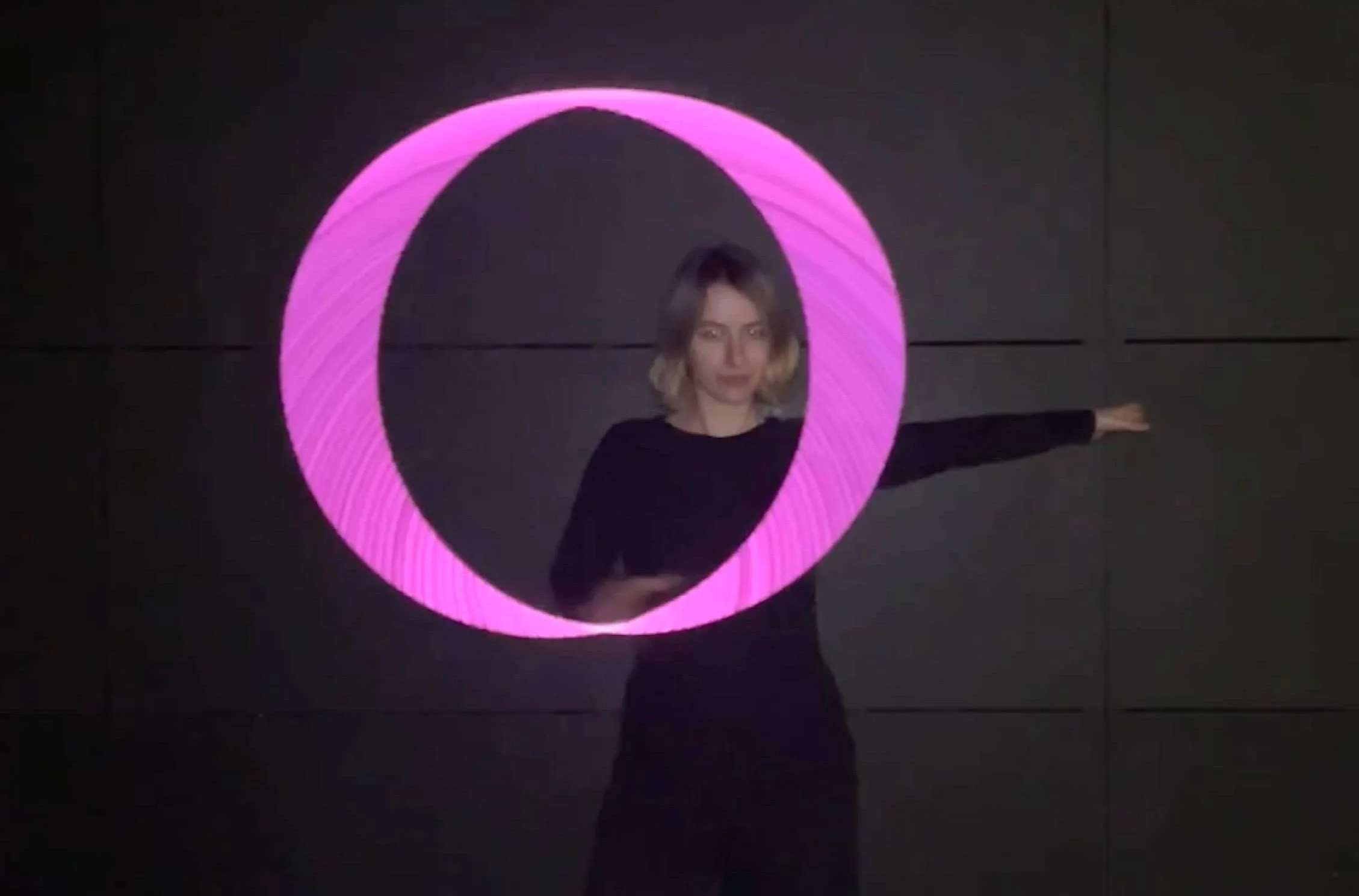 Hula-Hoop-Artistin Fabia bei einer LED-Show