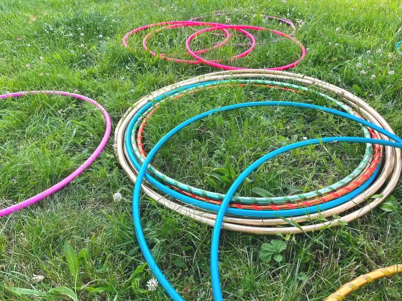 Viele bunte Hula-Hoop-Reifen auf einer Wiese