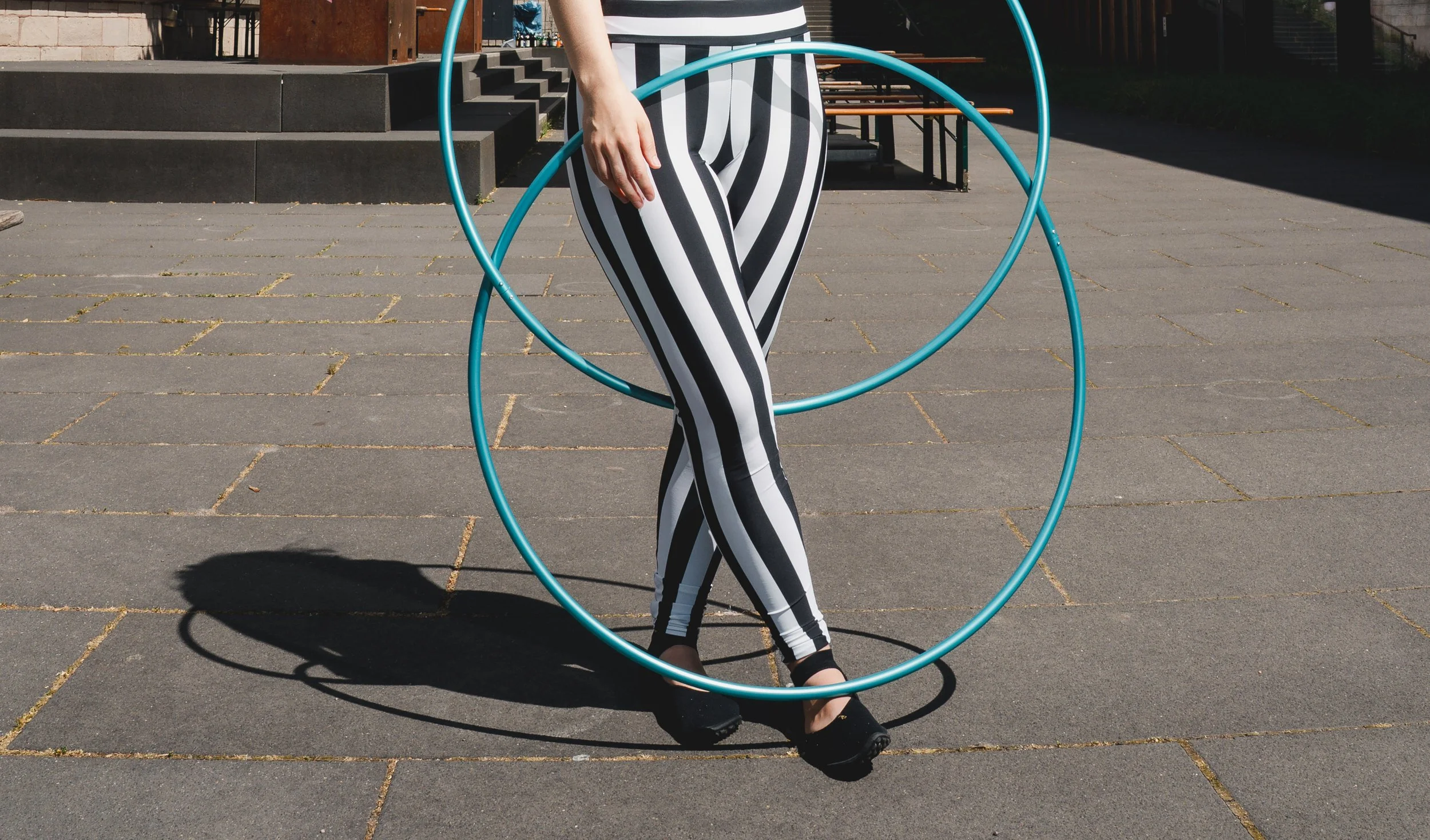Hula-Hoop-Pose mit Beinen von Artistin Fabia