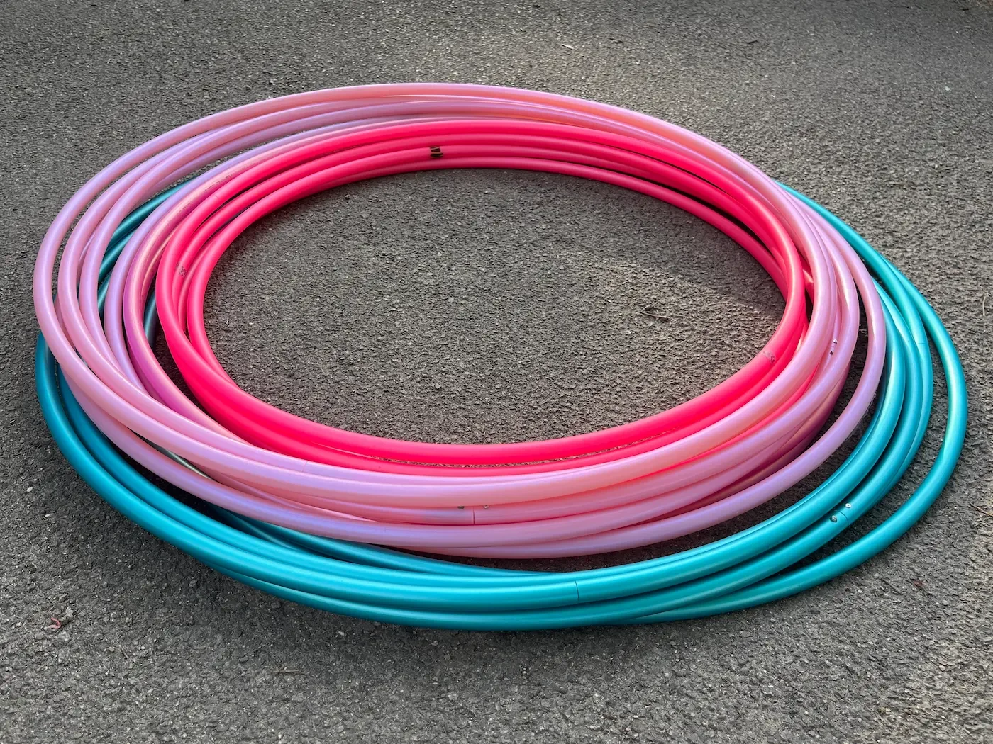 Ein Stapel bunte Hula-Hoop-Reifen