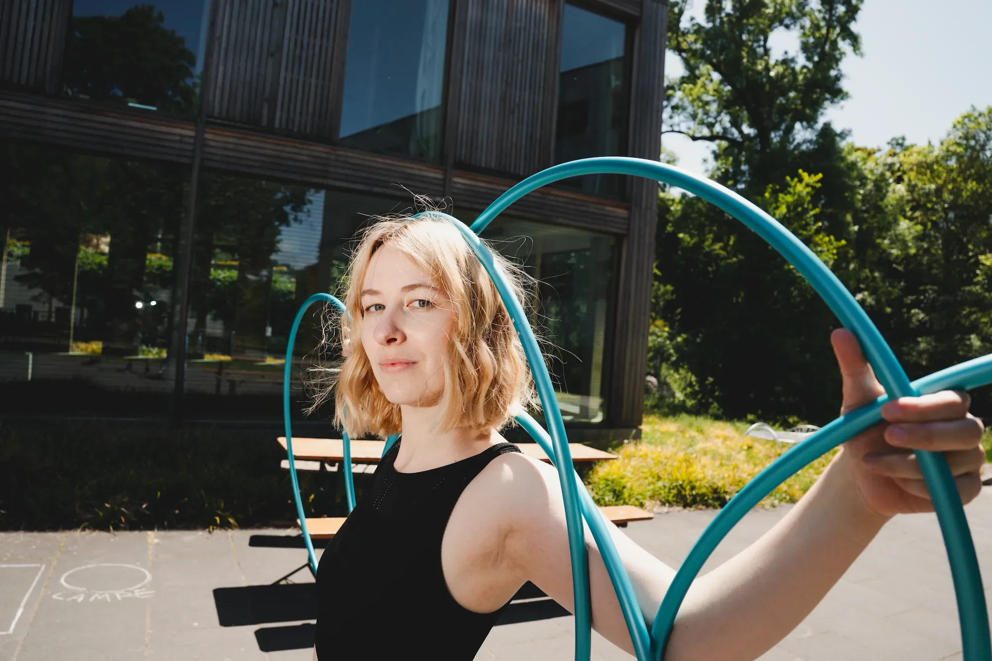 Nahaufnahme von Hula-Hoop-Artistin Fabia mit vier Hula-Hoop-Reifen