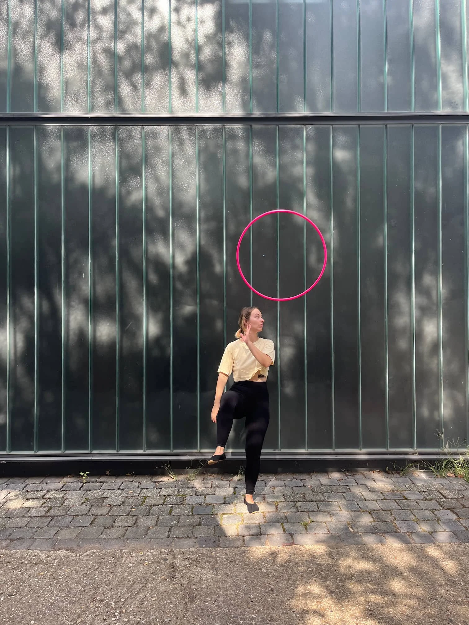 Fabia wirft ihren Hula-Hoop in die Luft
