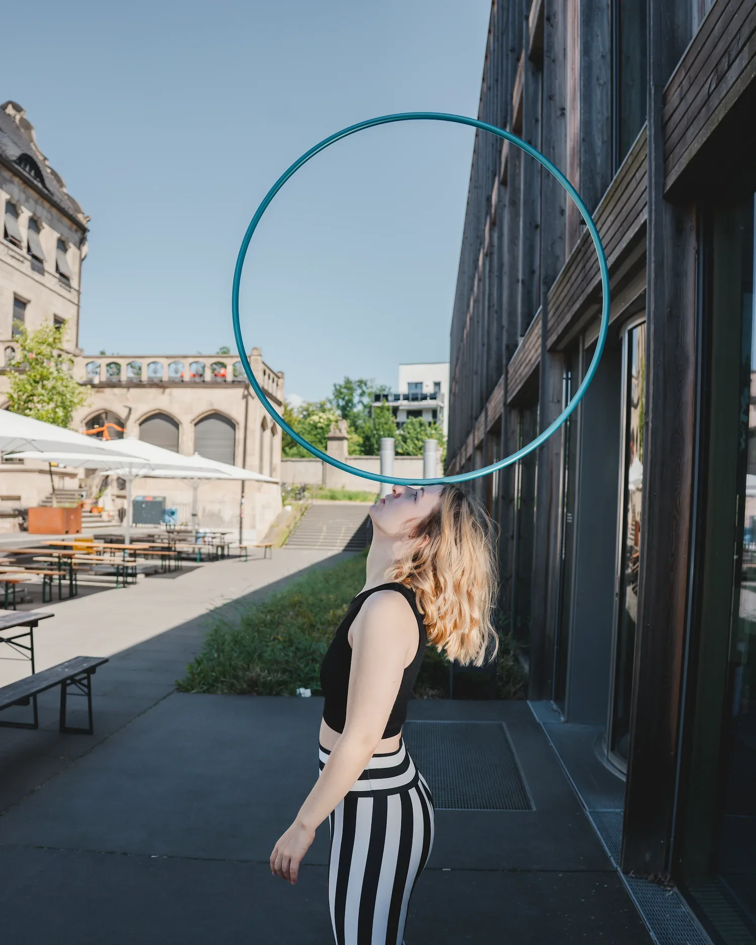 Hula-Hoop-Artistin Fabia balanciert einen Reifen auf dem Kopf in Halle (Saale)