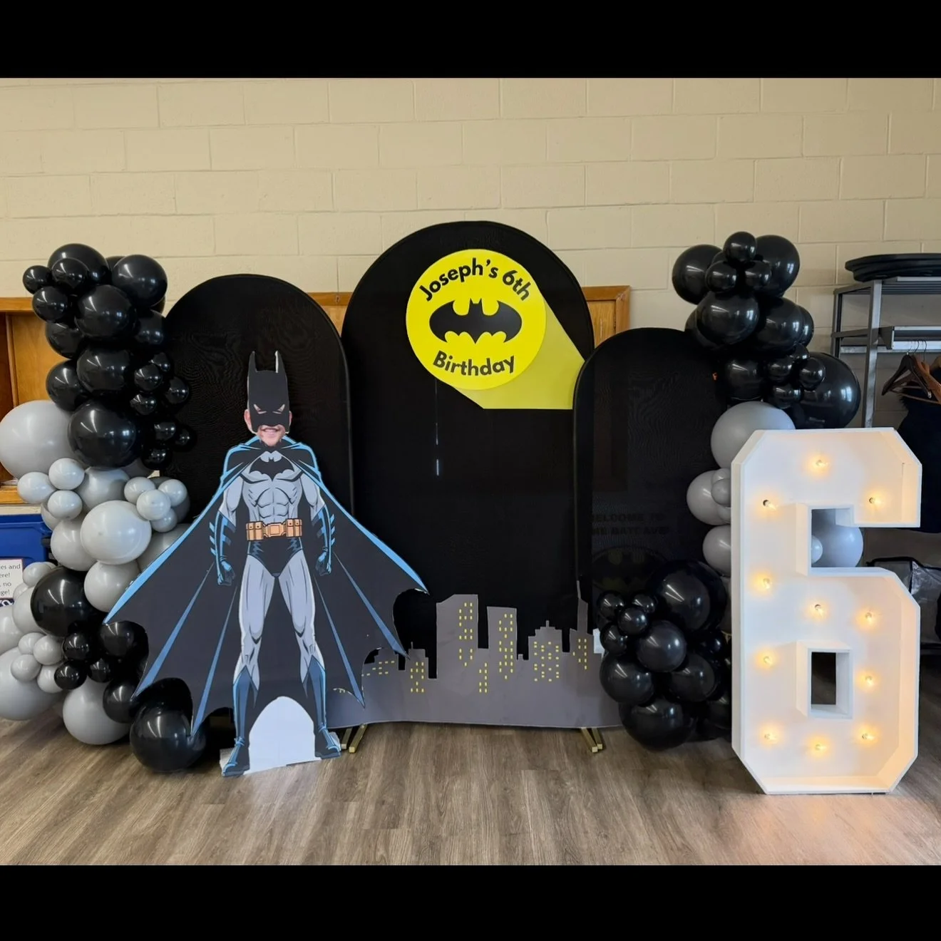 Gear up Gotham Heros - For Joey&rsquo;s 6th birthday!🦇✨

From a full balloon backdrop with a custom Batman cutout (featuring the birthday hero himself!), to the Gotham skyline, Bat Signal sign, and glowing number 6 marquee &mdash; this setup brought