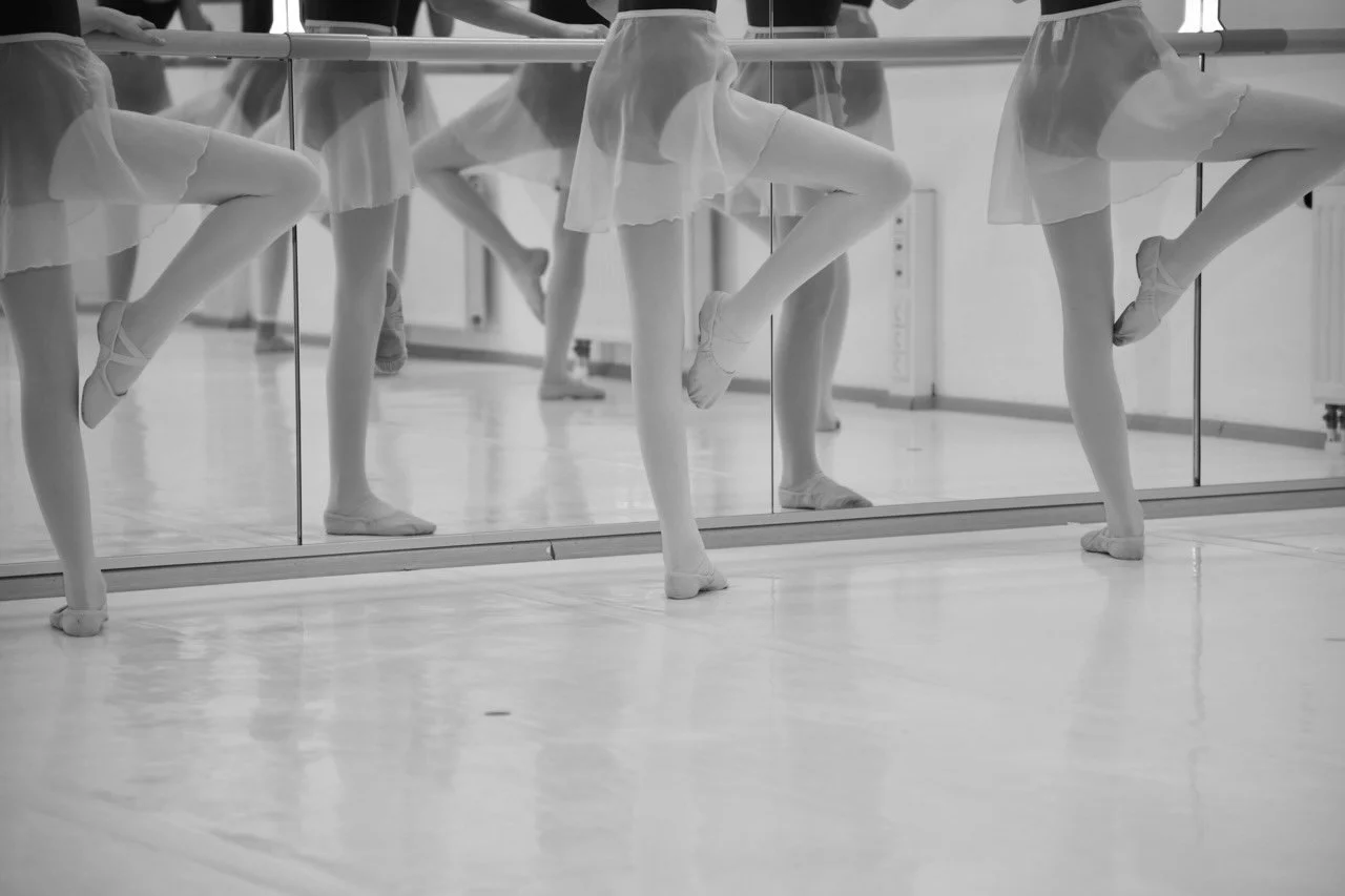 Tänzerinnen üben Ballett vor Spiegel im Tanzstudio