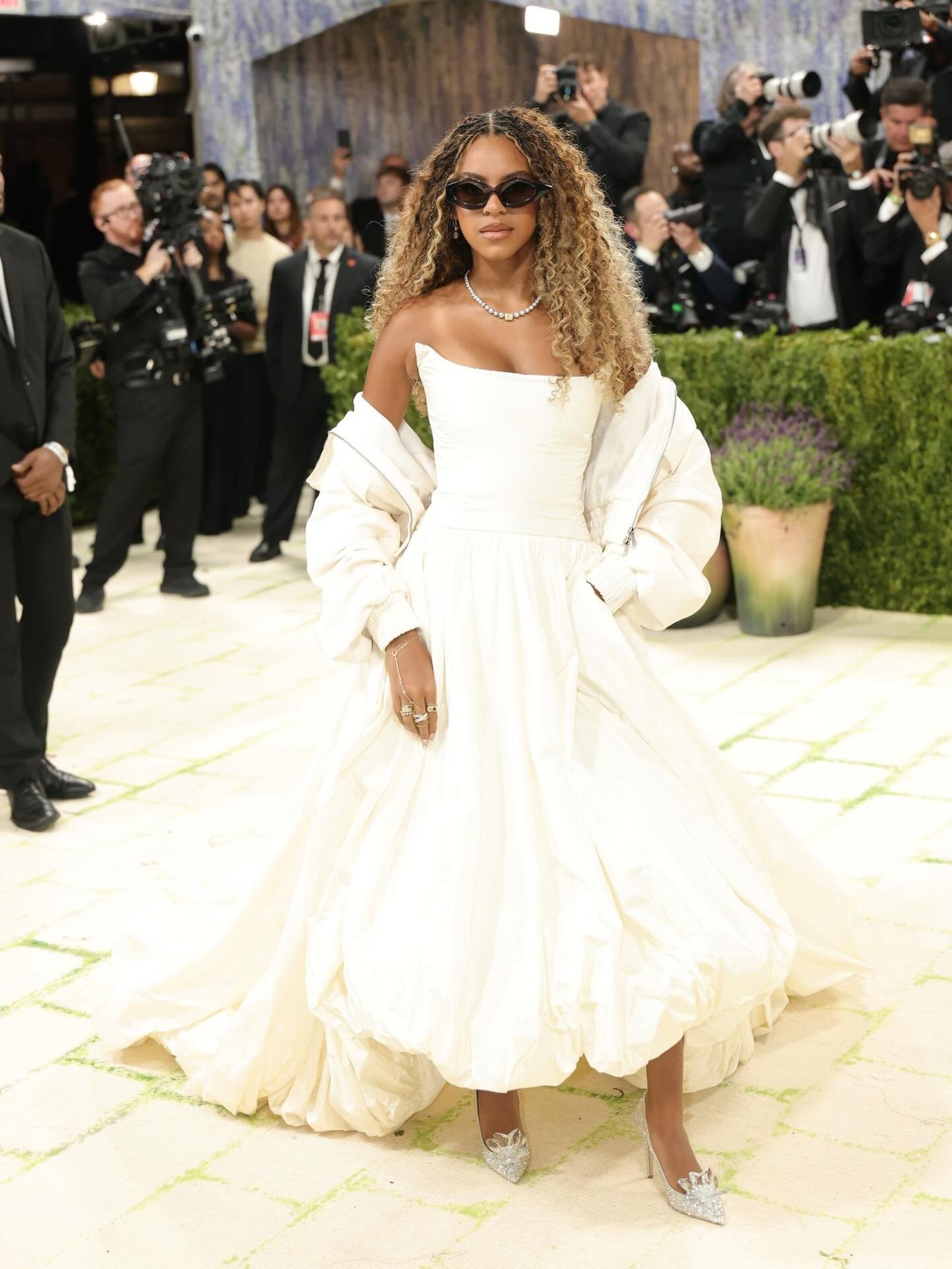 Blue Ivy sets the tone for cool kids on the carpet of her Met Gala debut, in Balenciaga, of course. 🤍

images: @voguemagazine