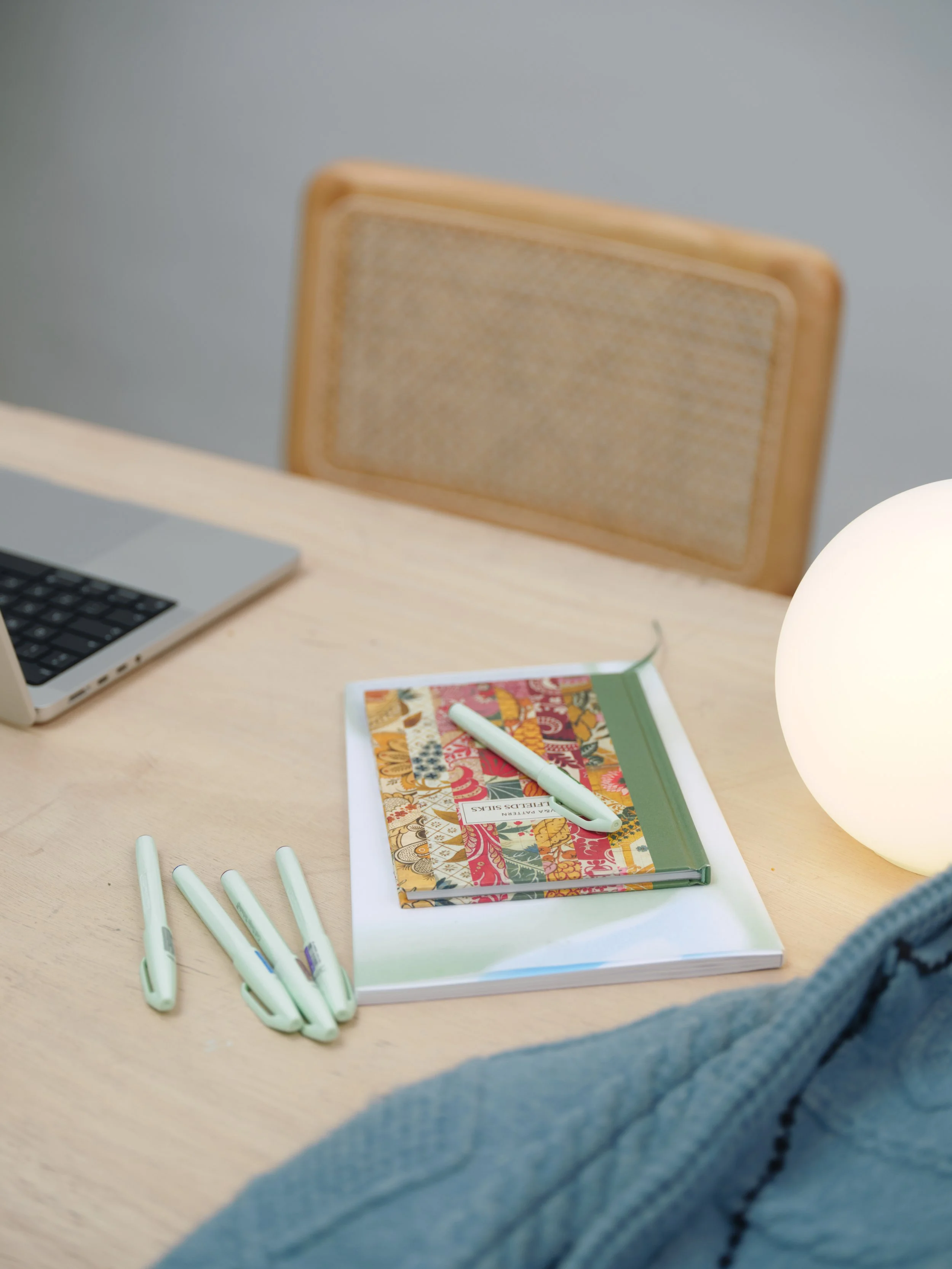 Diseñadora freelance trabajando en su negocio creativo