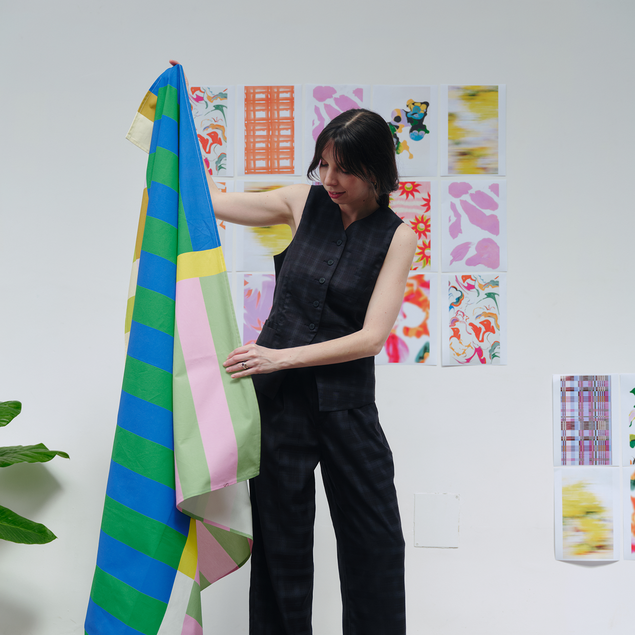 Natasha Spitzer presentando telas y estampados en su estudio