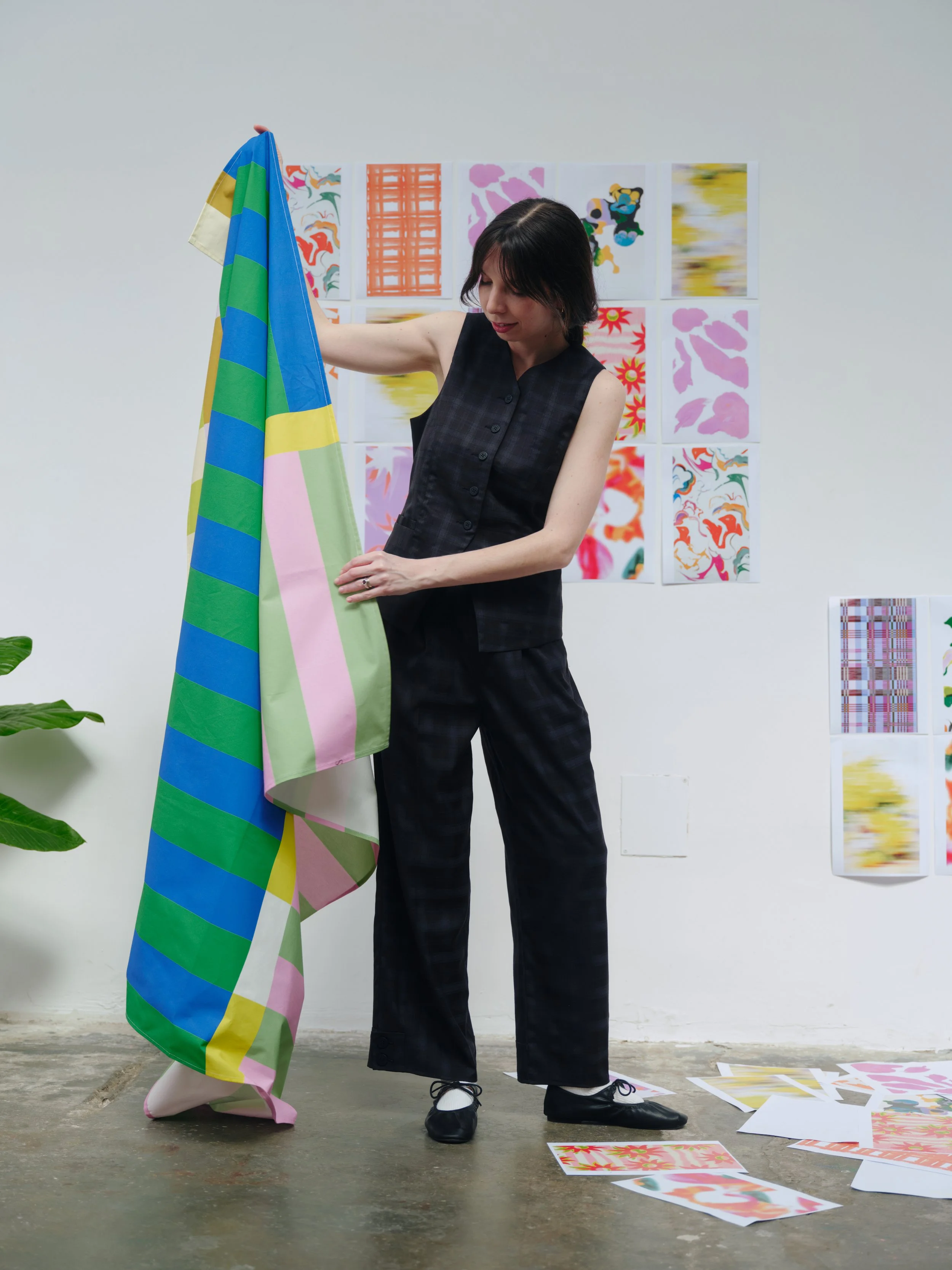 Natasha Spitzer enseñando estrategias de negocios creativos para diseñadoras