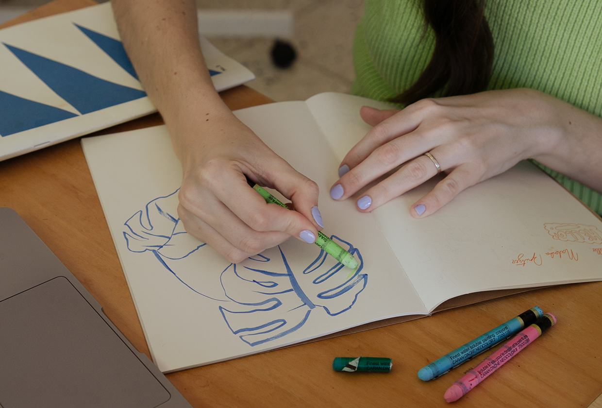 Natasha Spitzer dibujando diseños textiles en su estudio