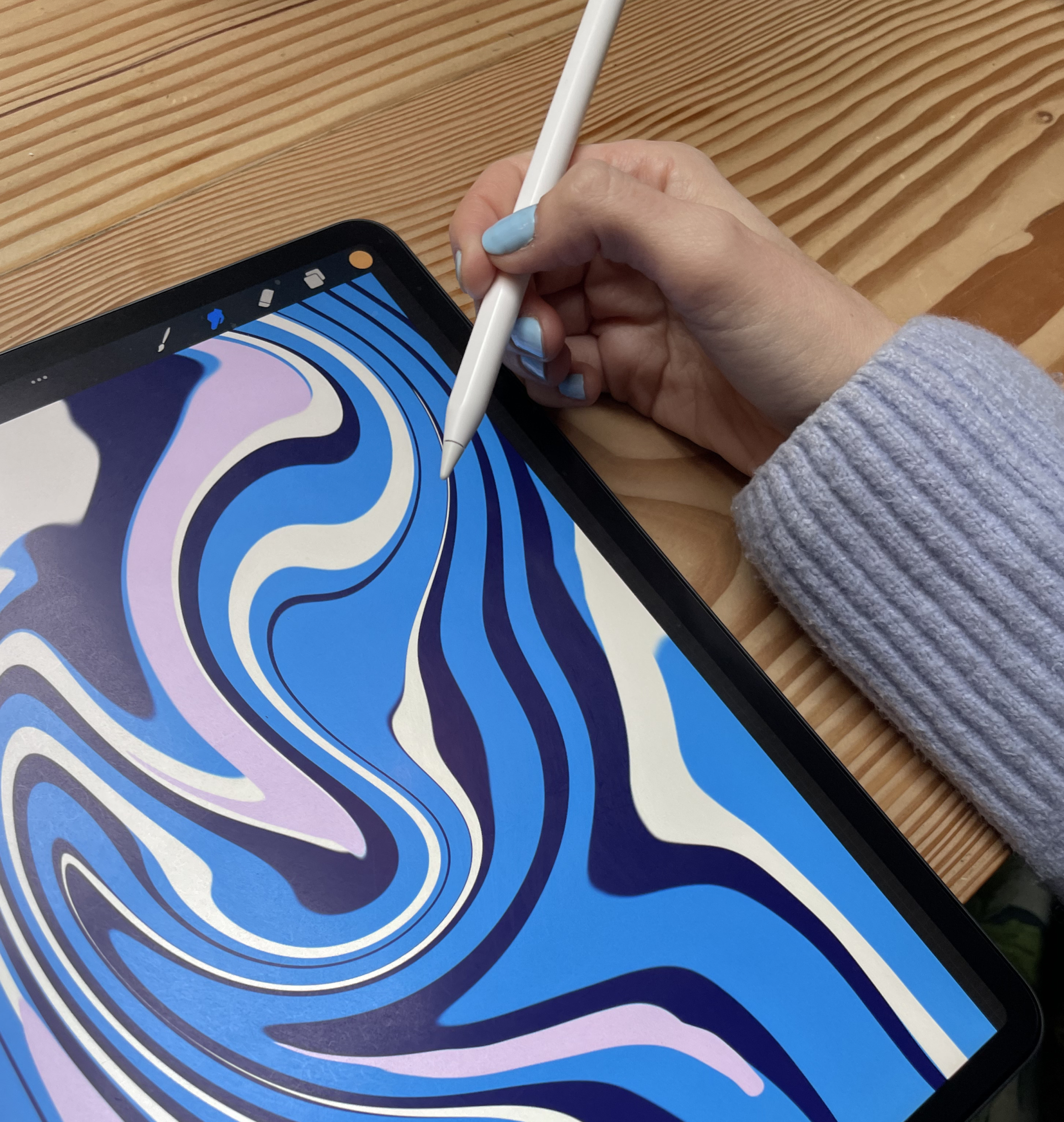 Diseñadora usando Procreate con Apple Pencil para crear estampados textiles