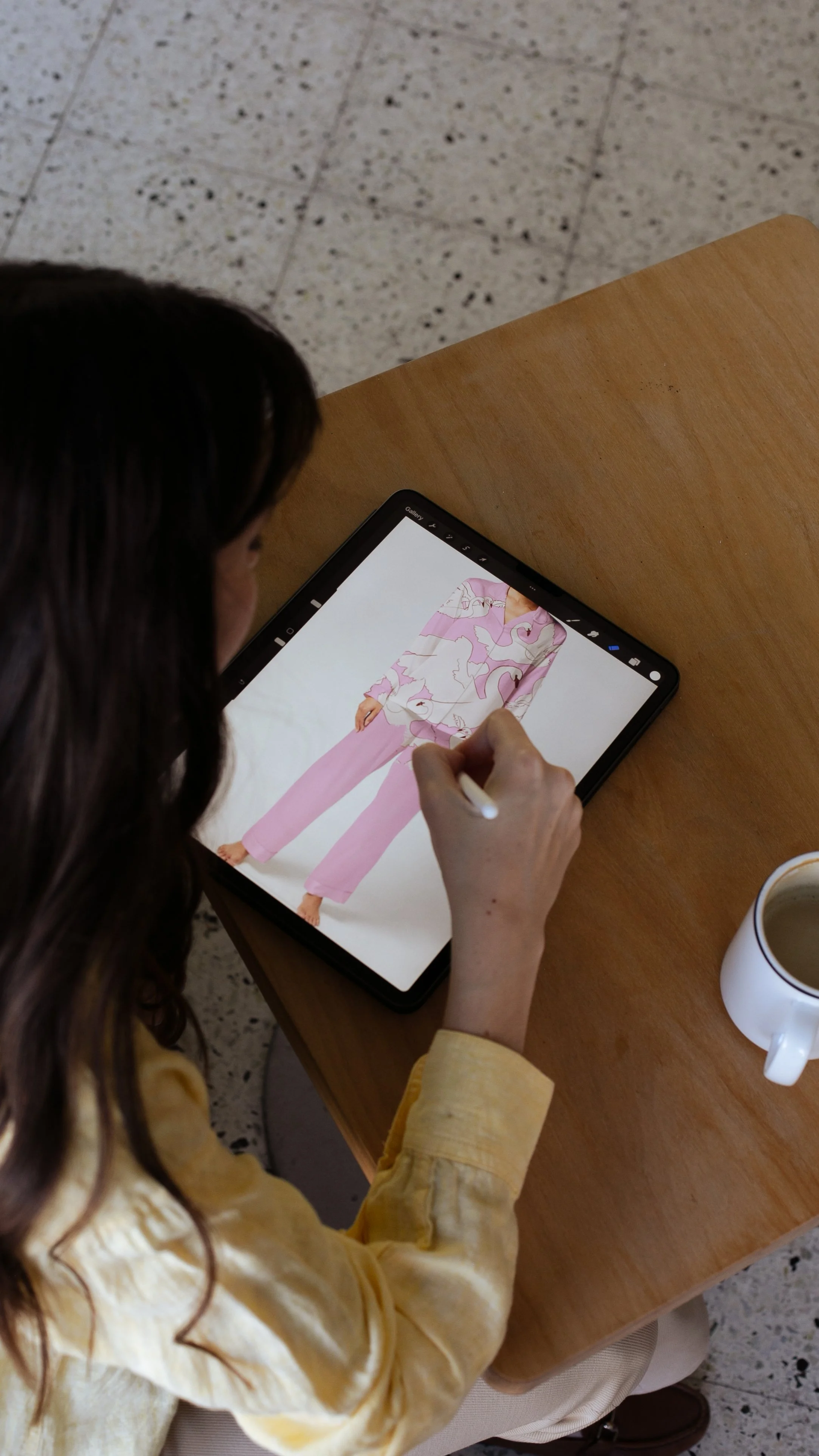 Natasha Spitzer diseñando estampados textiles en iPad con Procreate