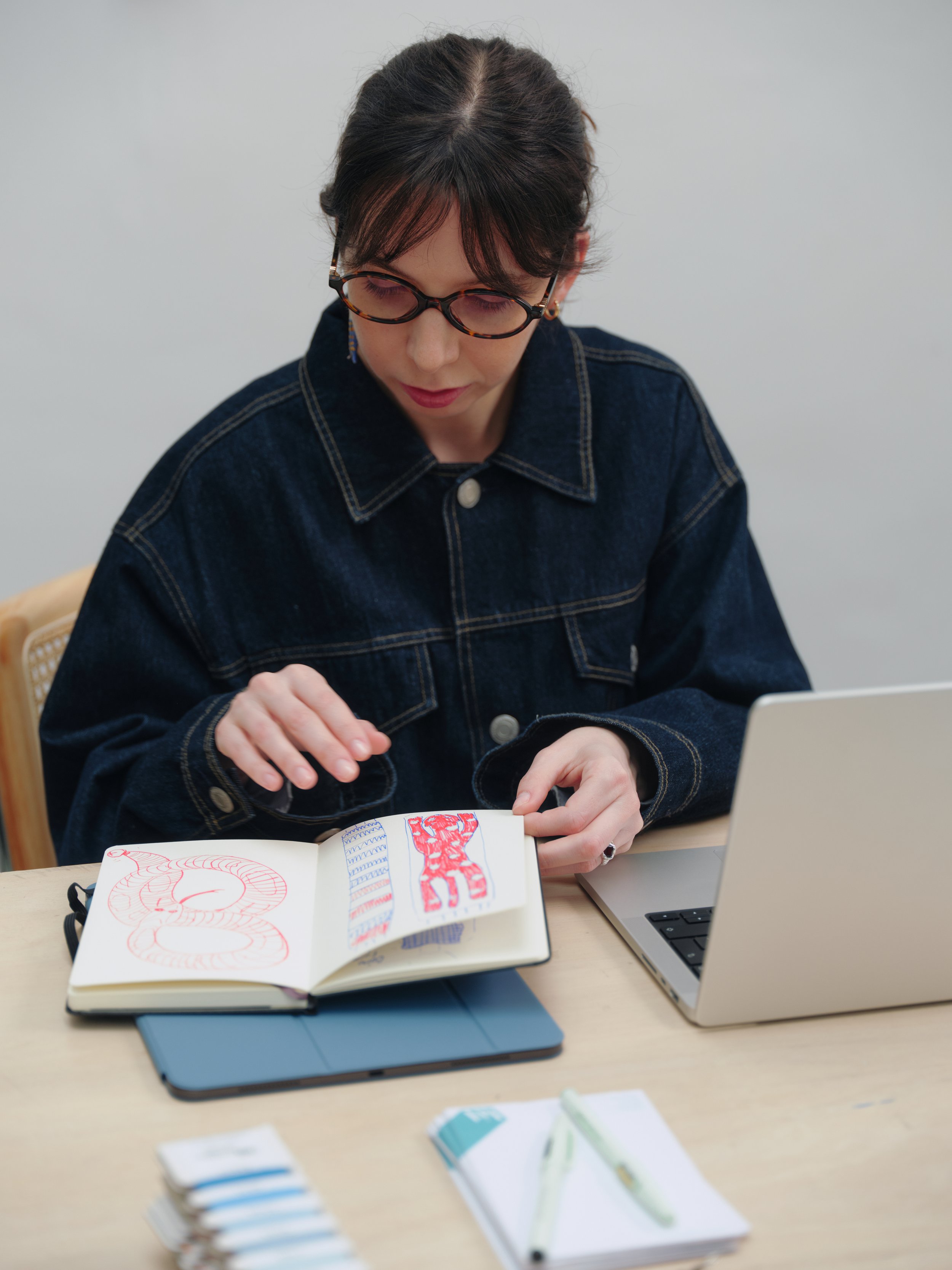 Natasha Spitzer en clase sobre negocios creativos y presupuestos para freelancers
