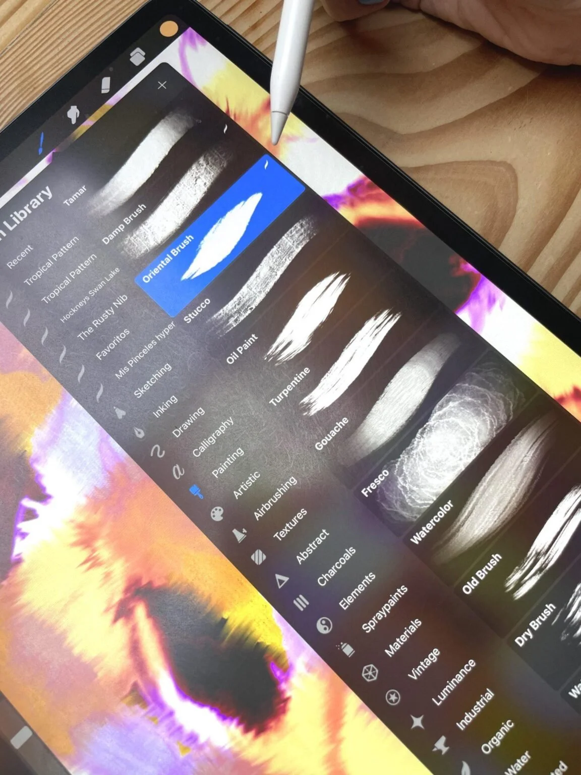 Pantalla de Procreate con paleta de pinceles para diseño de estampados textiles