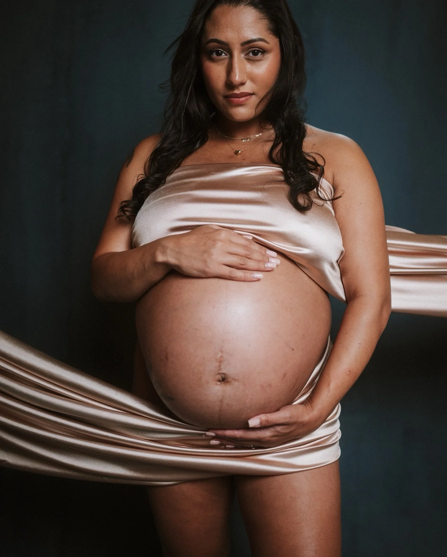 Beautiful recent maternity session in studio 📸 

#studio #photogrpahy #maternityphotoshoot #booking #materitysession