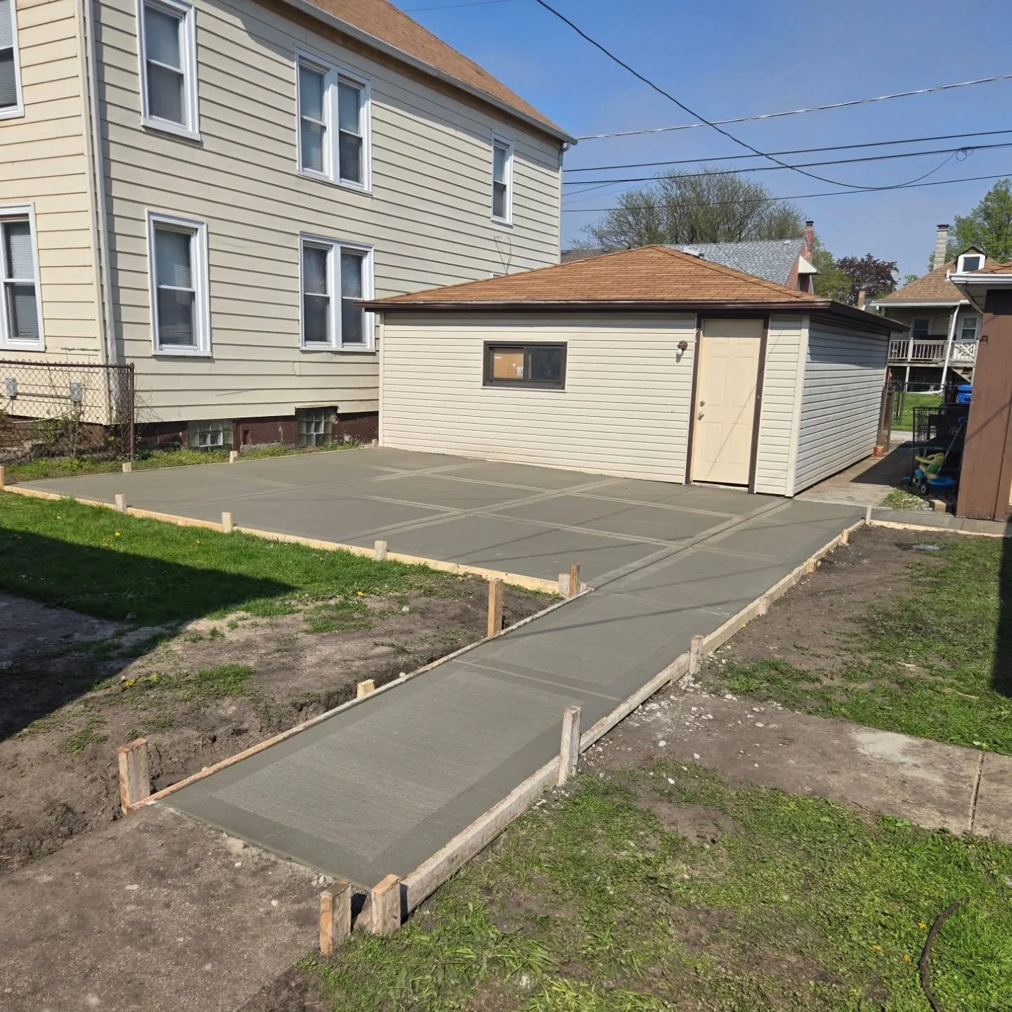 🚧 Before &amp; After &ndash; Concrete Pathway &amp; 20x20 Slab 🚧
This customer was dealing with heavy flooding issues every time it rained. To help solve the problem, we installed a brand new 20x20 concrete slab and pathway along with a proper drai