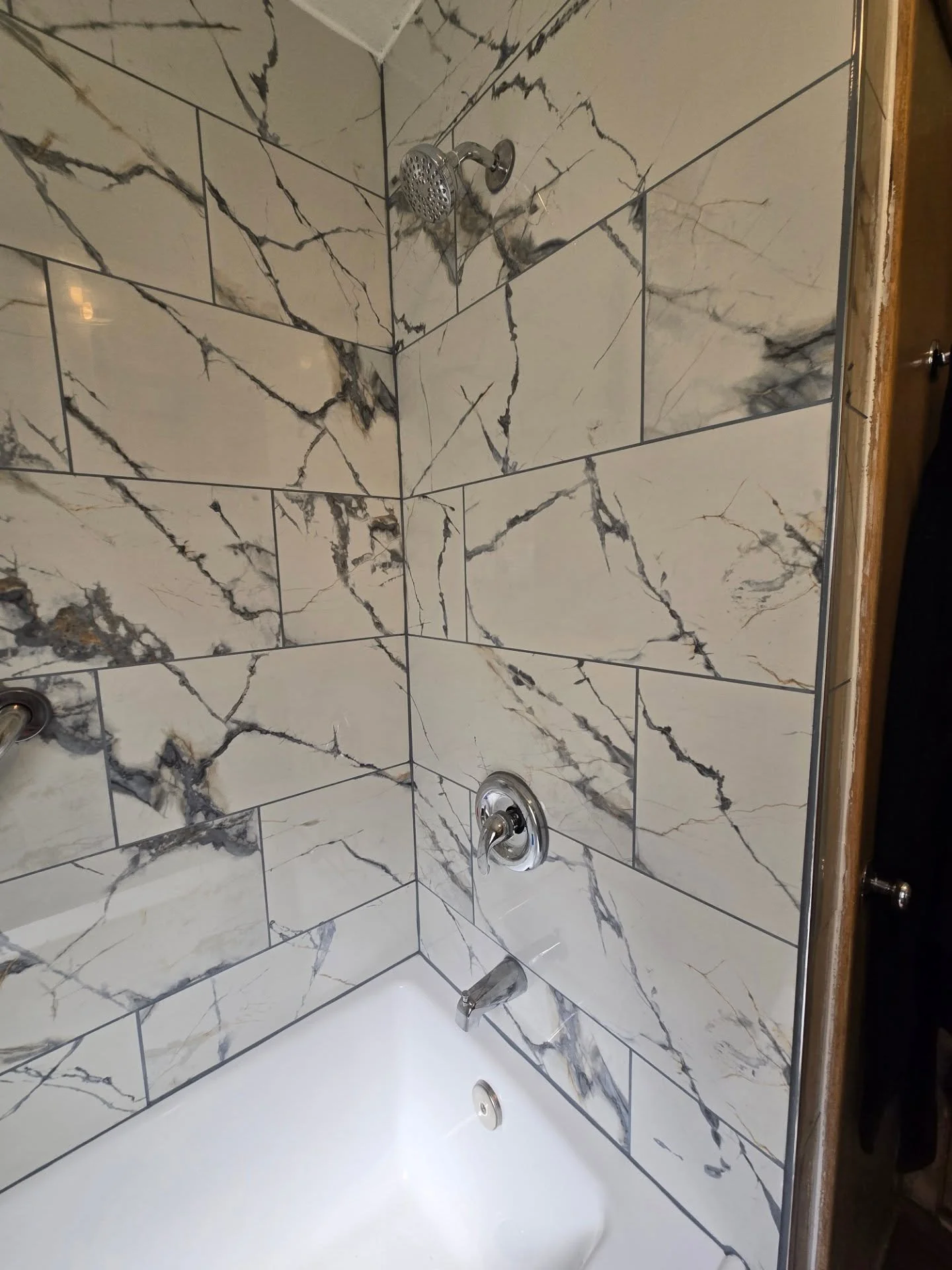 🔥 Bathroom Shower Remodel &ndash; Before &amp; After 🔥
This shower got a complete transformation from an outdated setup to a clean, modern, and safer bathroom design.

Project included: 
✔️ Removal of old tile surround
✔️ Replacement of broken bath