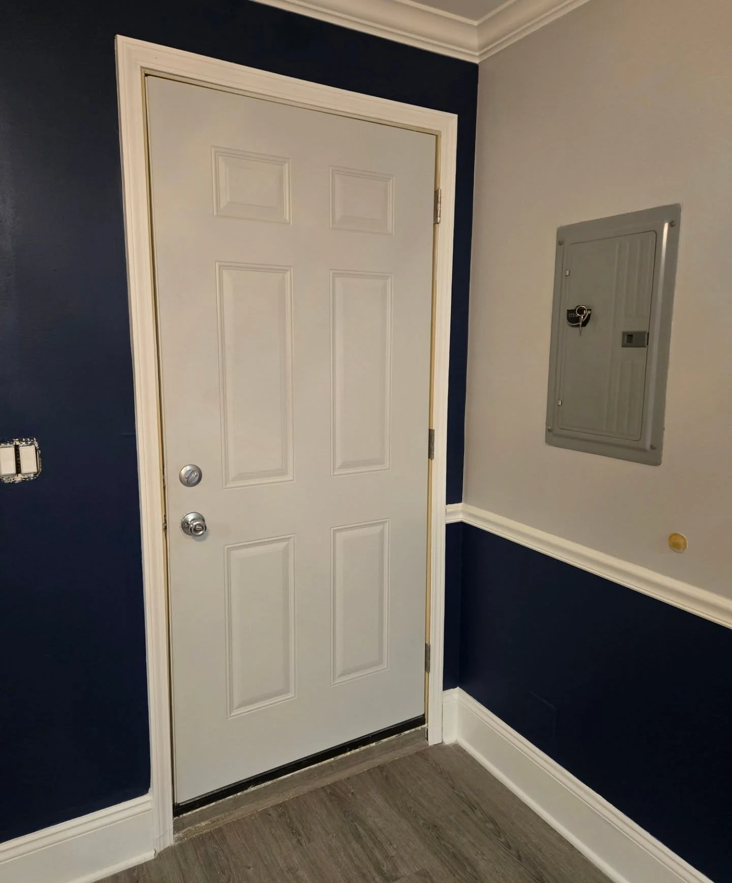 🚪 Before &amp; After Entryway Transformation 🚪
This entry door had visible wear, damage, and weather exposure at the bottom panels. We replaced it with a clean new entry door and added a brand-new screen door for extra protection, airflow, and curb
