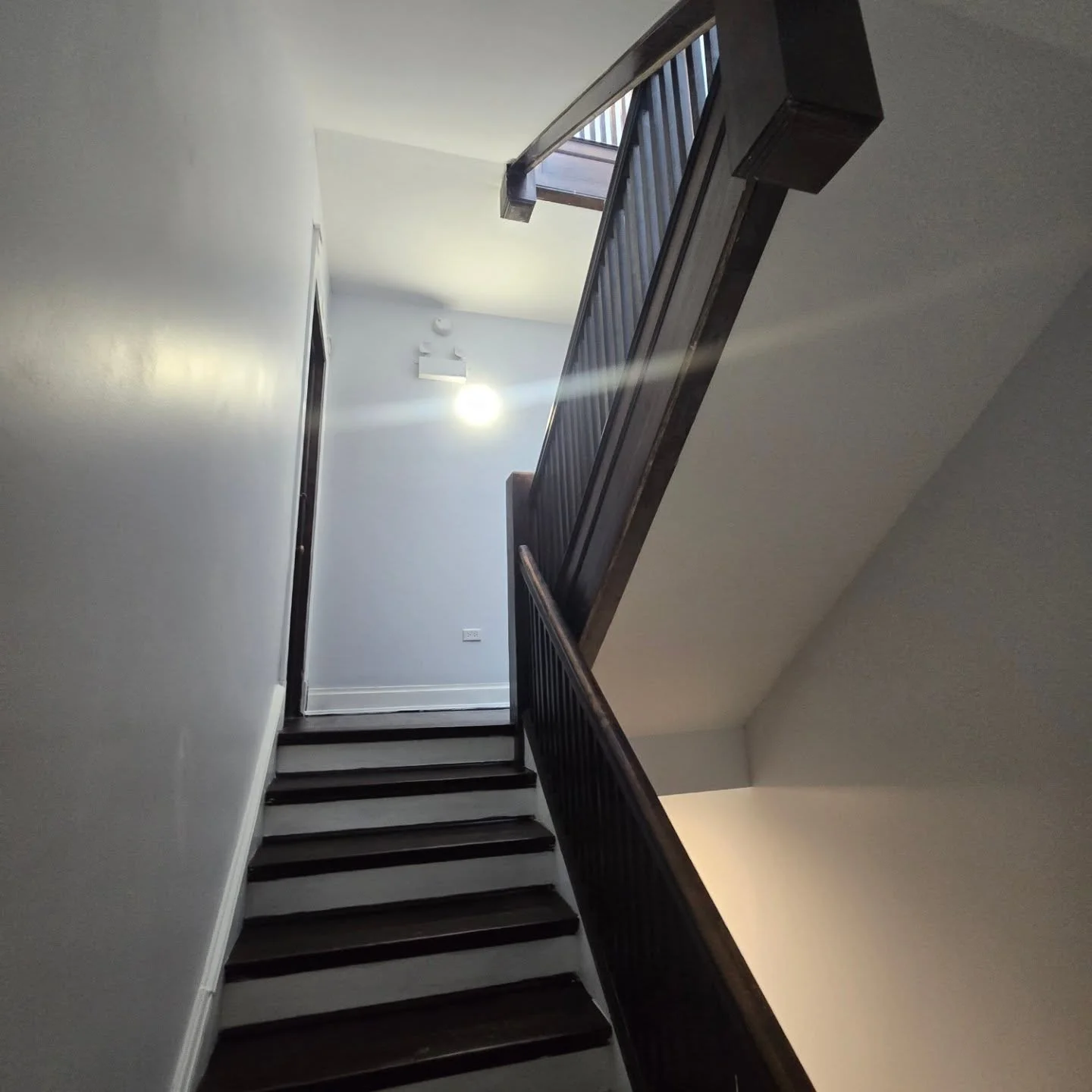 Before ➡️ After | Condominium Stairway Transformation ✨
This stairway went through a complete restoration and modernization process from top to bottom. What was once an outdated and damaged common area with exposed walls, deterioration, and mold conc